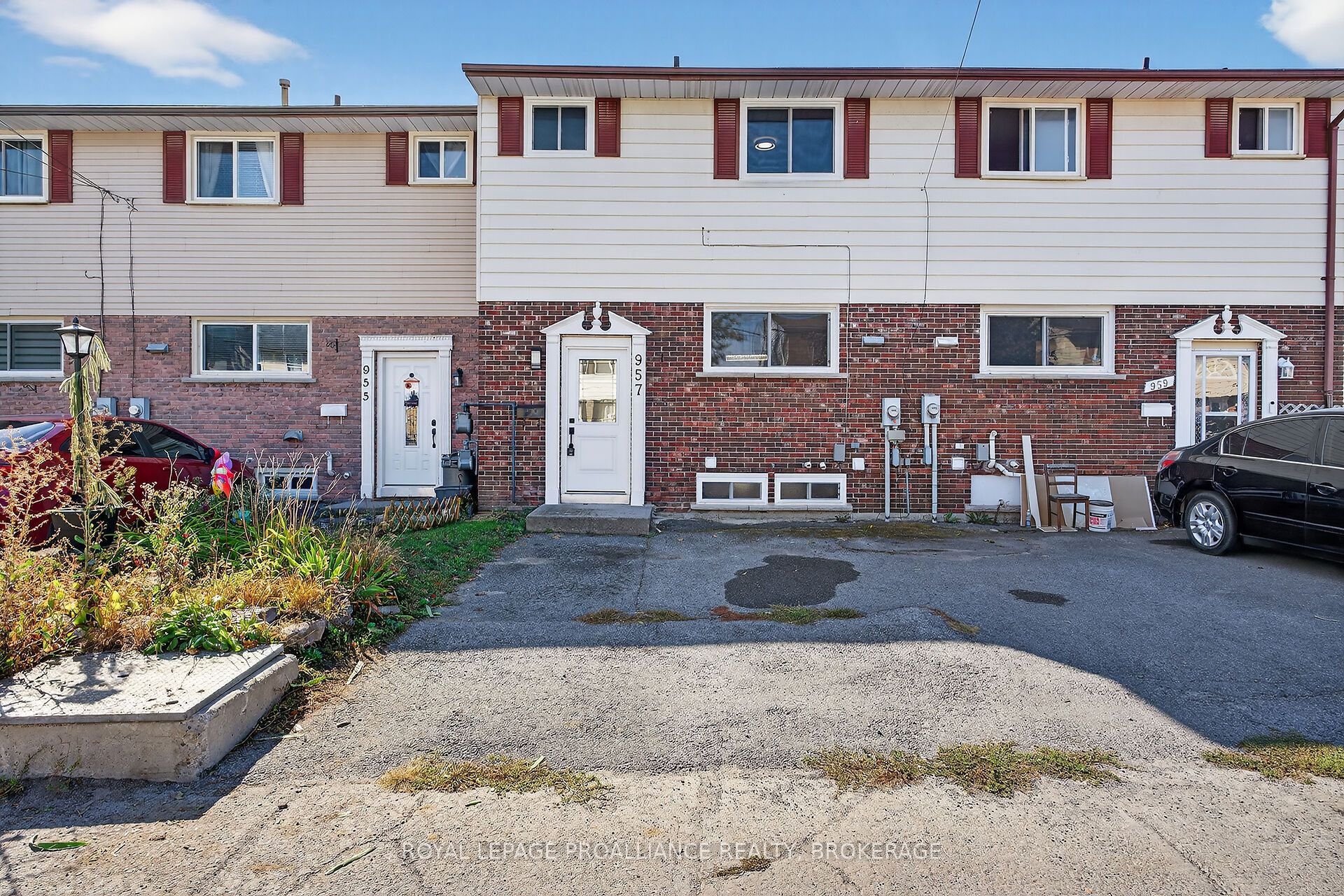 957 Oakview Avenue Property Photo 2