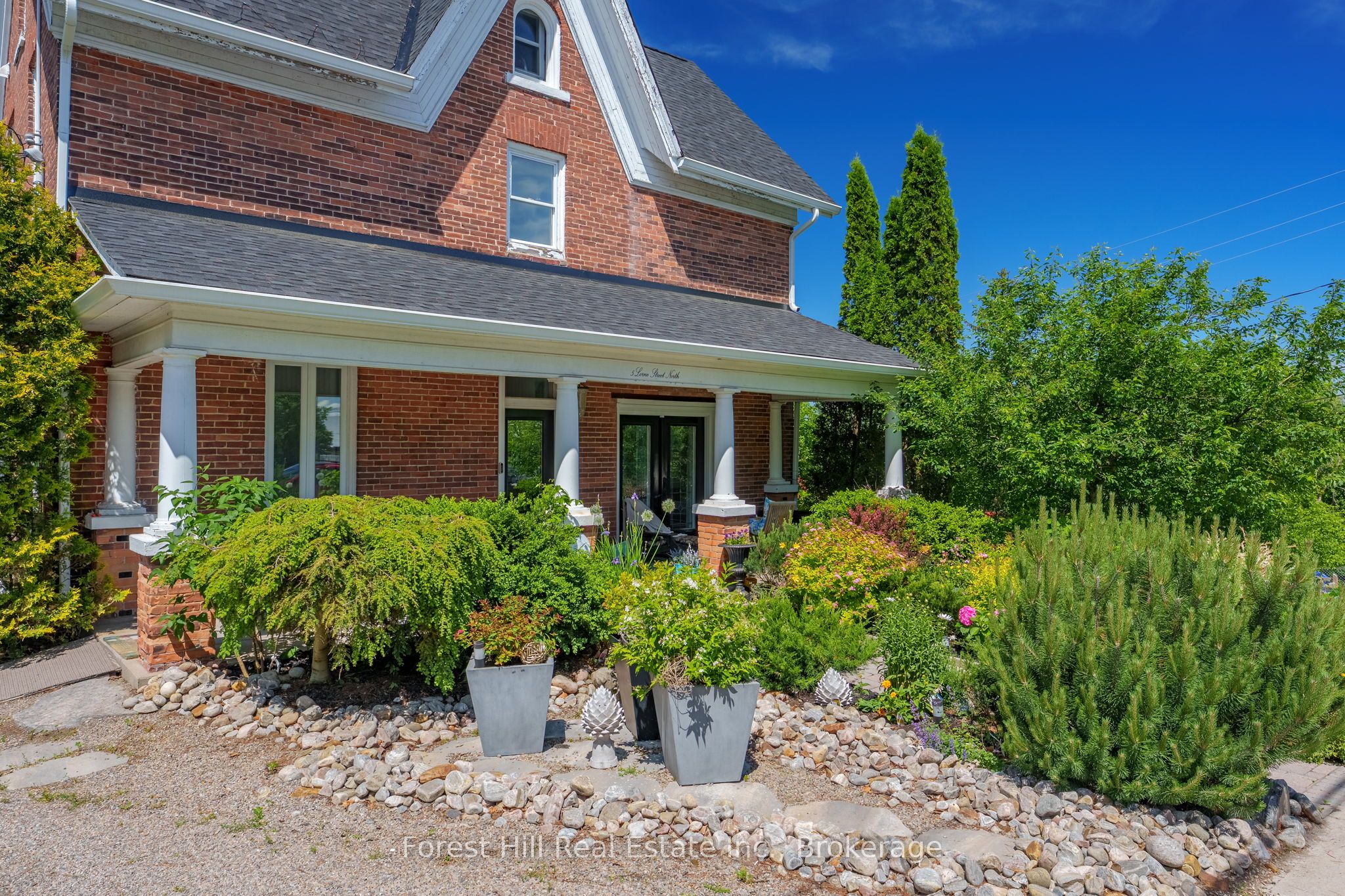 5 Lorne Street N Property Photo 6