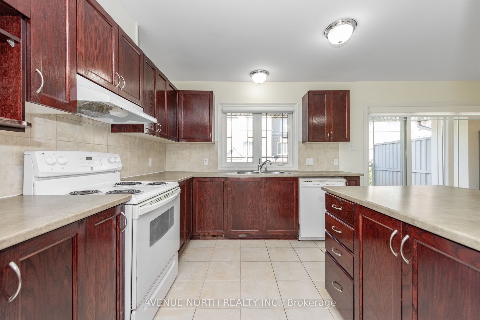 122b Centrepointe Drive Property Photo 31