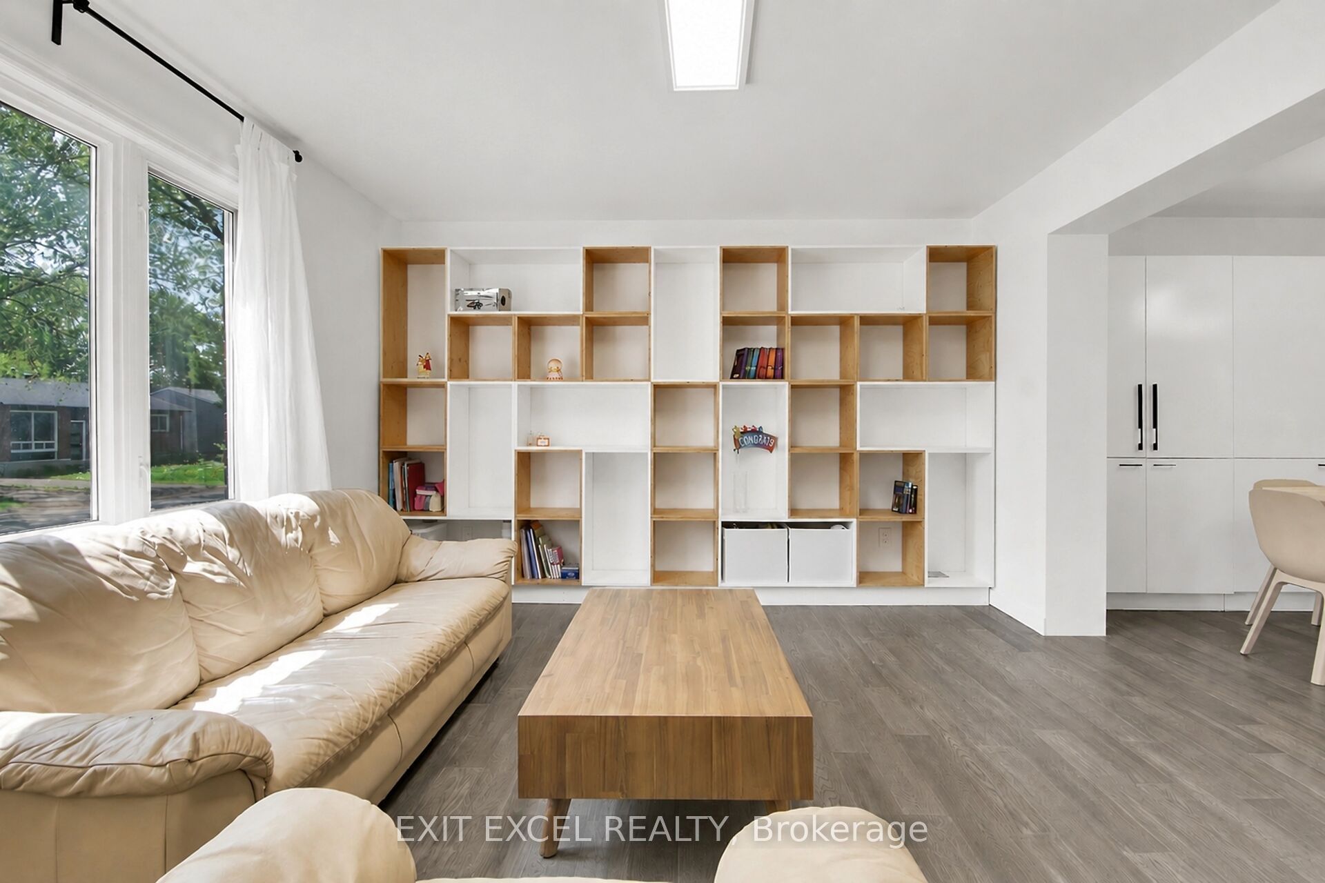 25 Uxbridge Crescent Property Photo 2