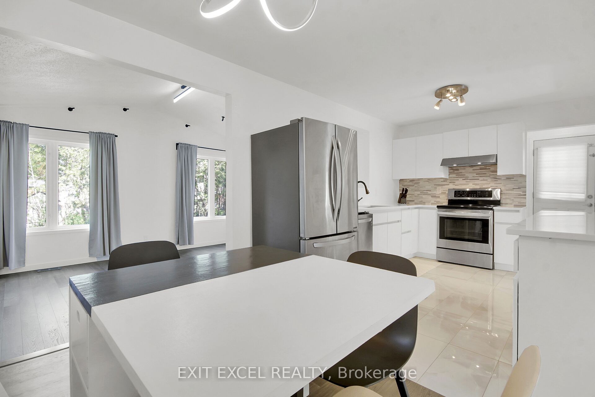 25 Uxbridge Crescent Property Photo 6