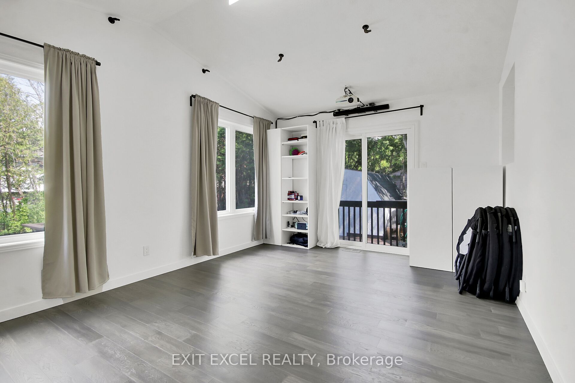 25 Uxbridge Crescent Property Photo 10
