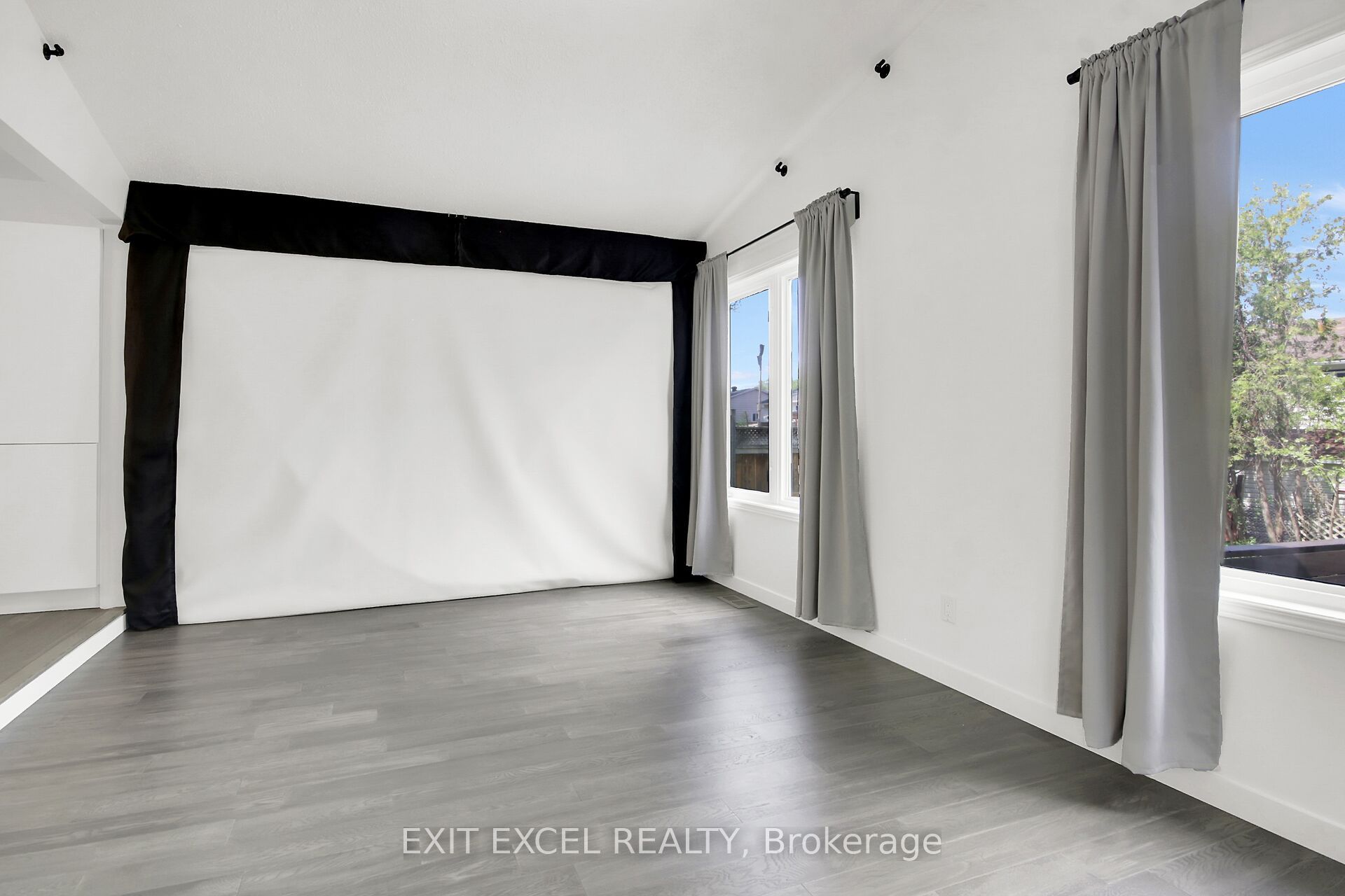 25 Uxbridge Crescent Property Photo 11