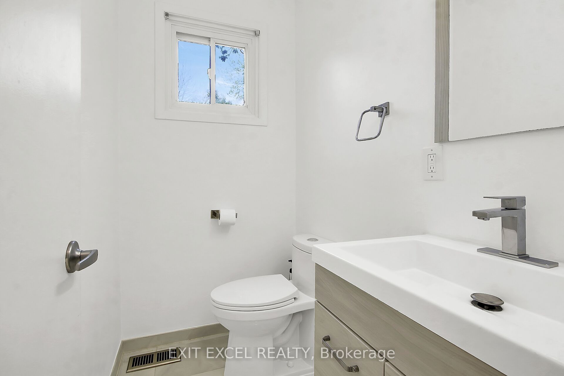 25 Uxbridge Crescent Property Photo 12