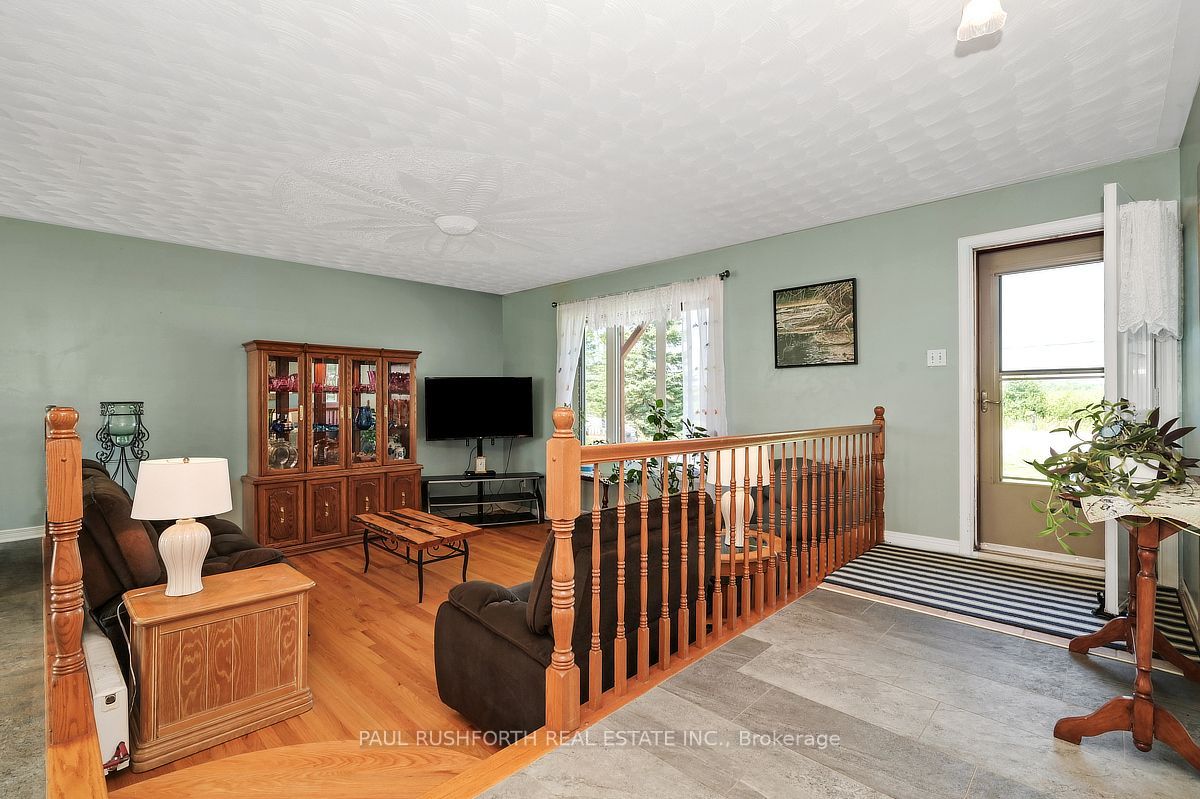 2362 Russland Road Property Photo 6