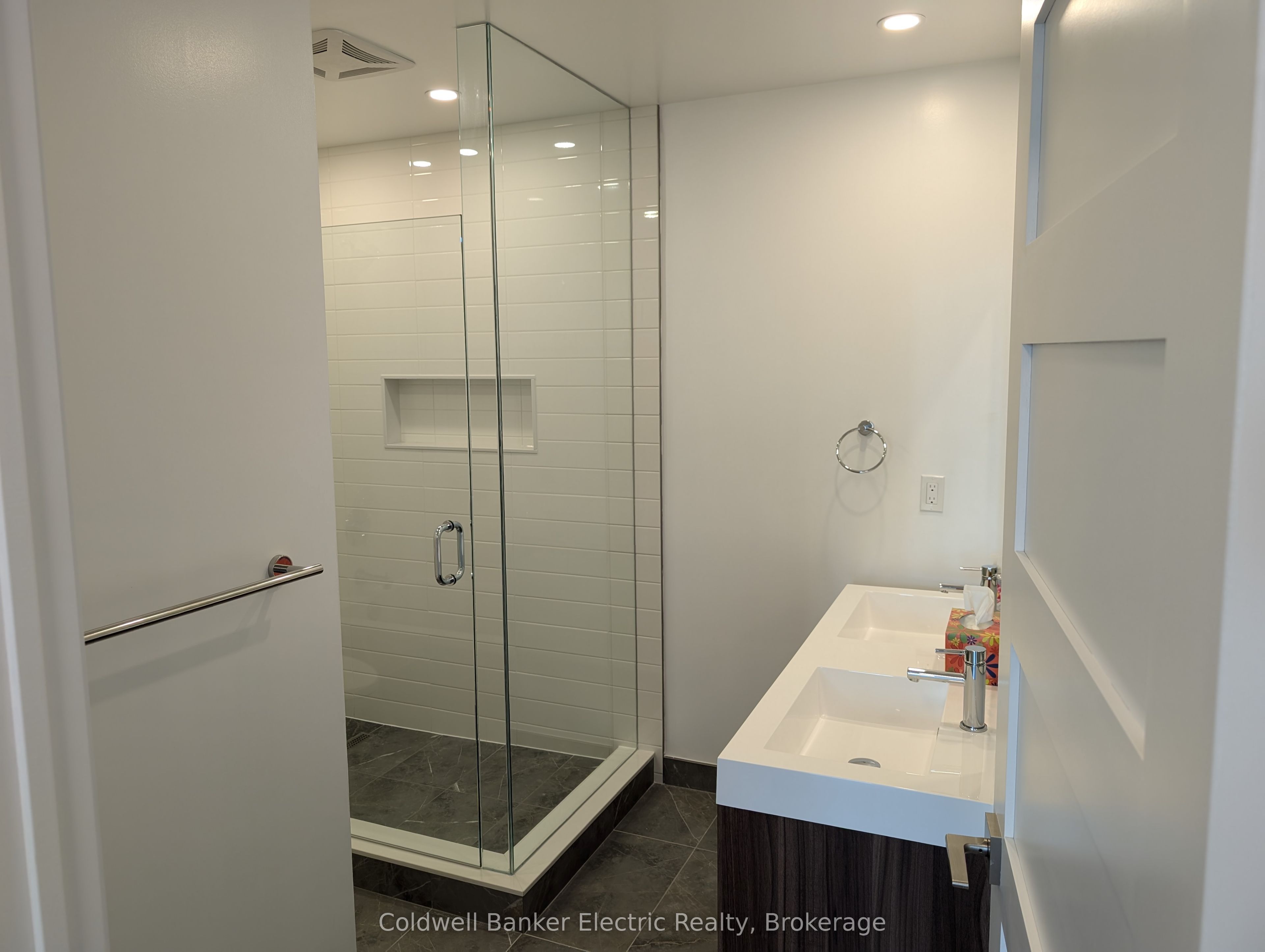 195 Hunter Street E 802 Property Photo 8