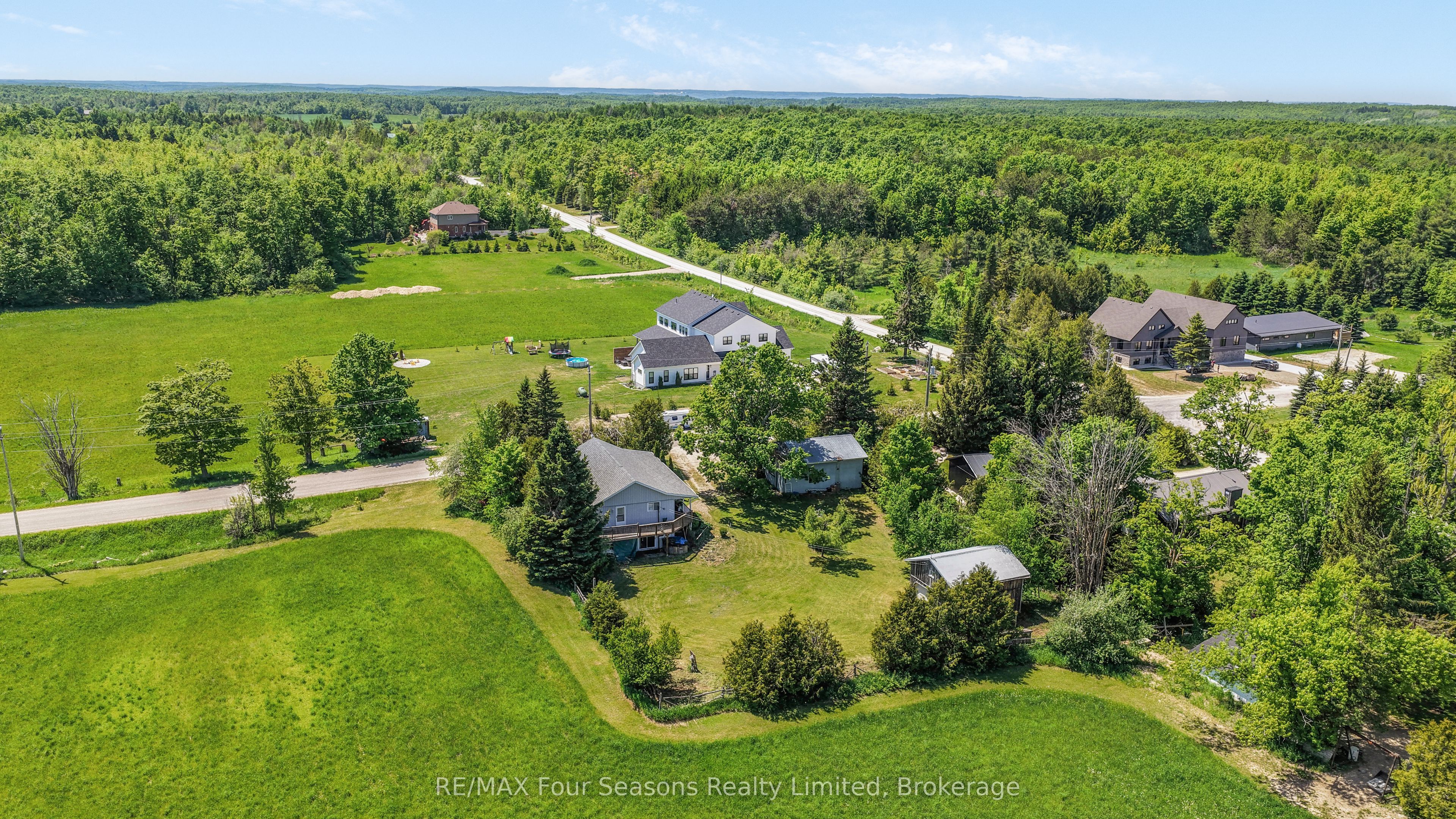 595365 4th Line Property Photo 1