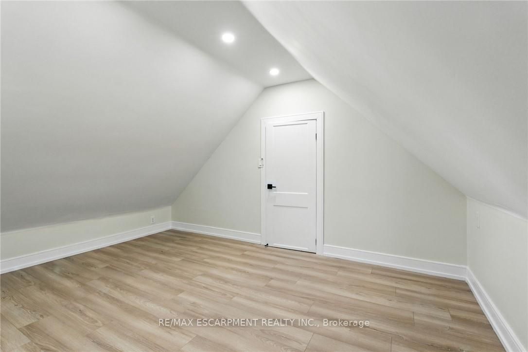 9 Alice Street Property Photo 32