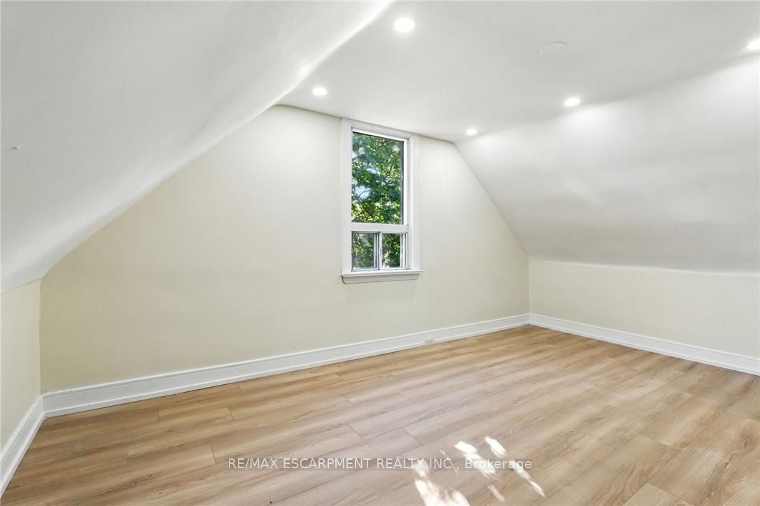 9 Alice Street Property Photo 33