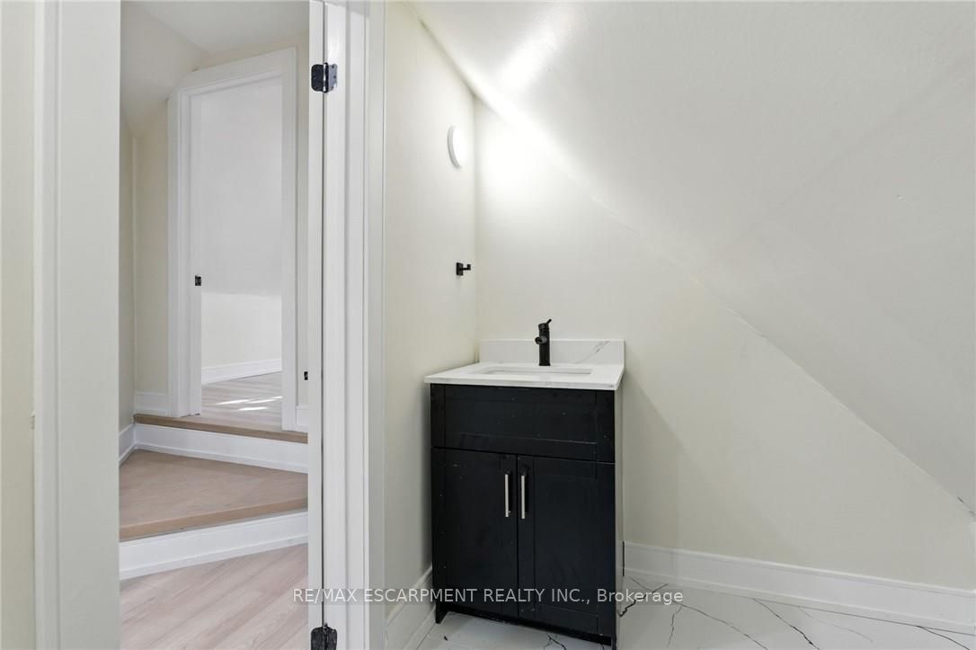 9 Alice Street Property Photo 37