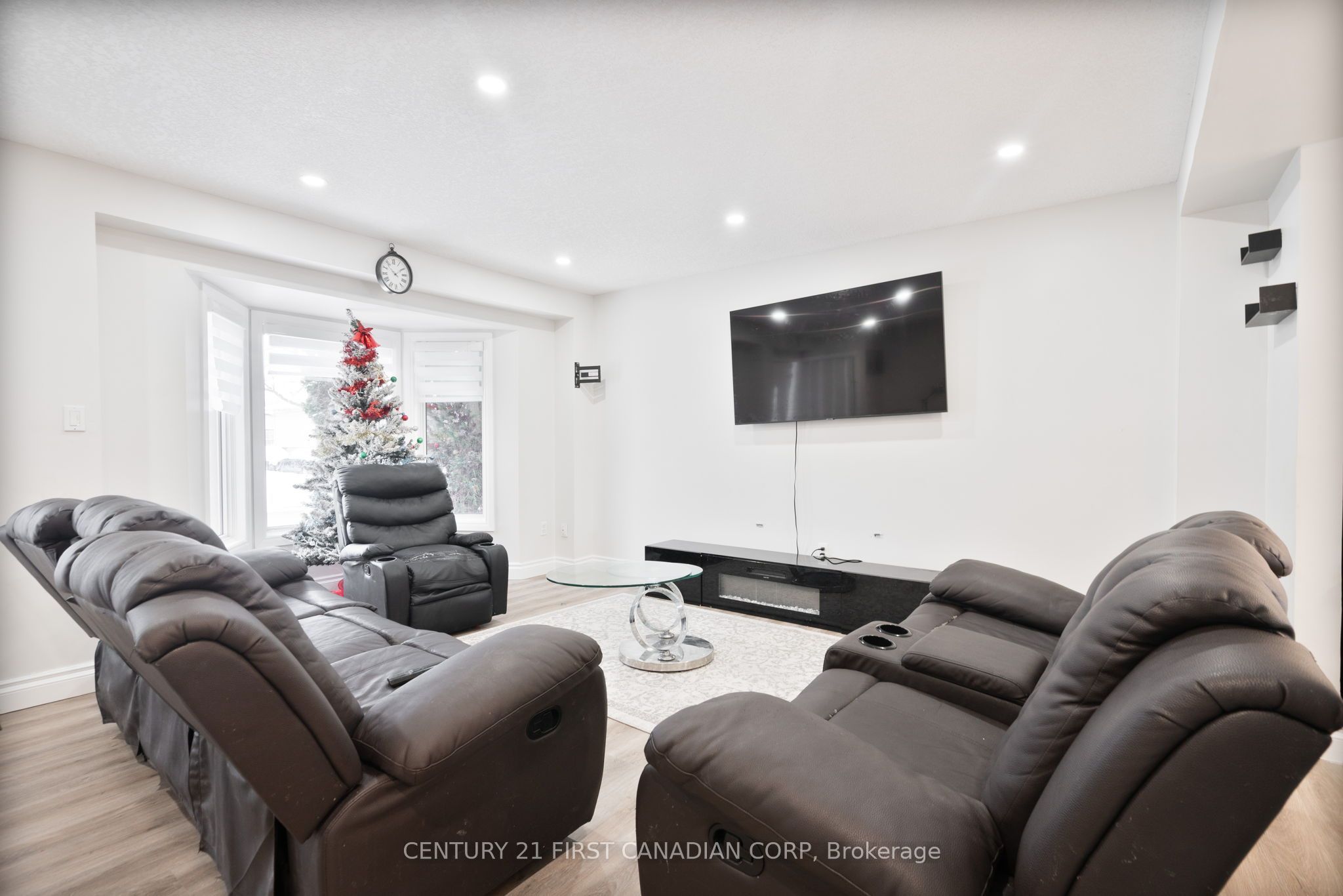345 Banbury Crescent Property Photo 3