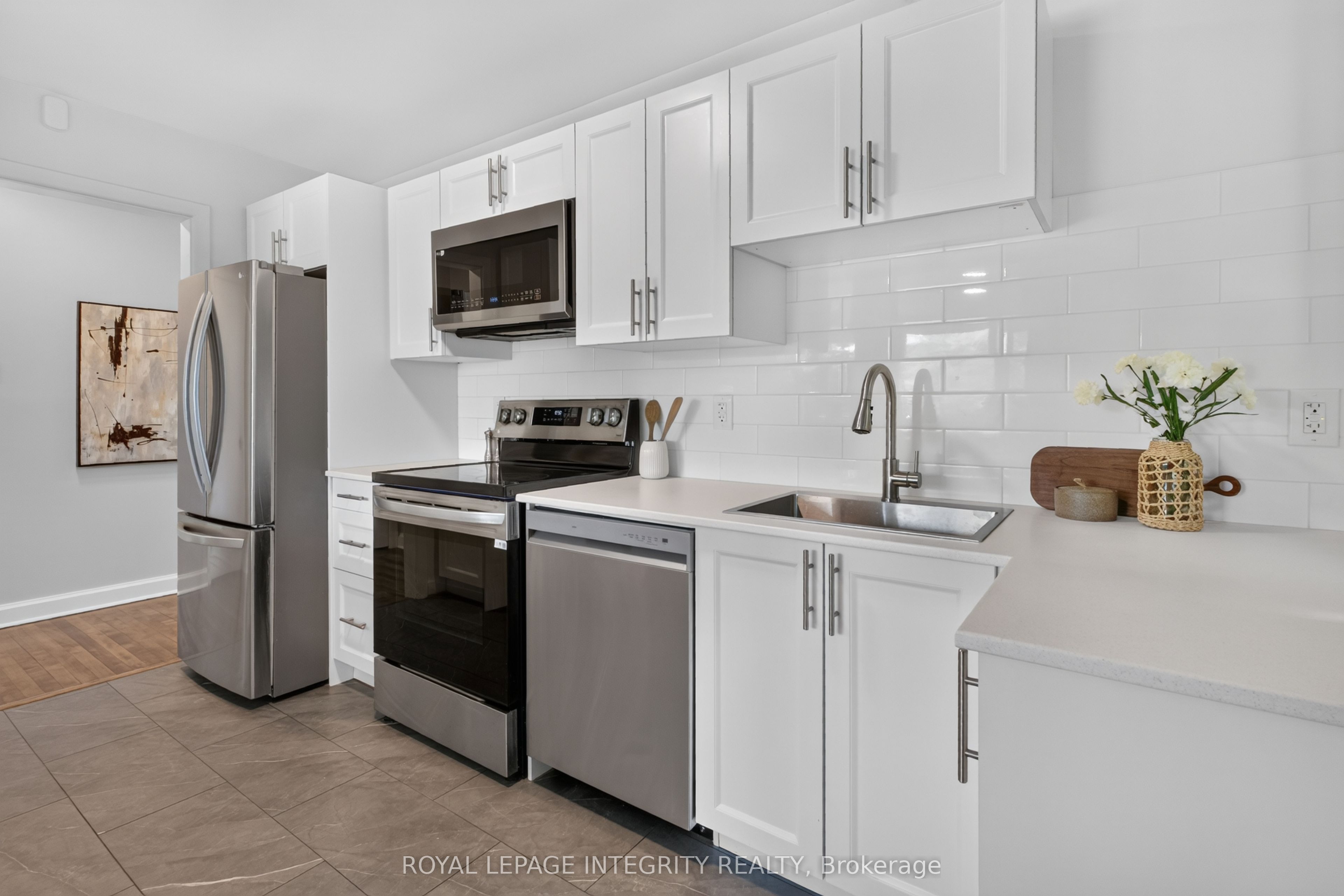 228 Woodroffe Avenue Property Photo 6