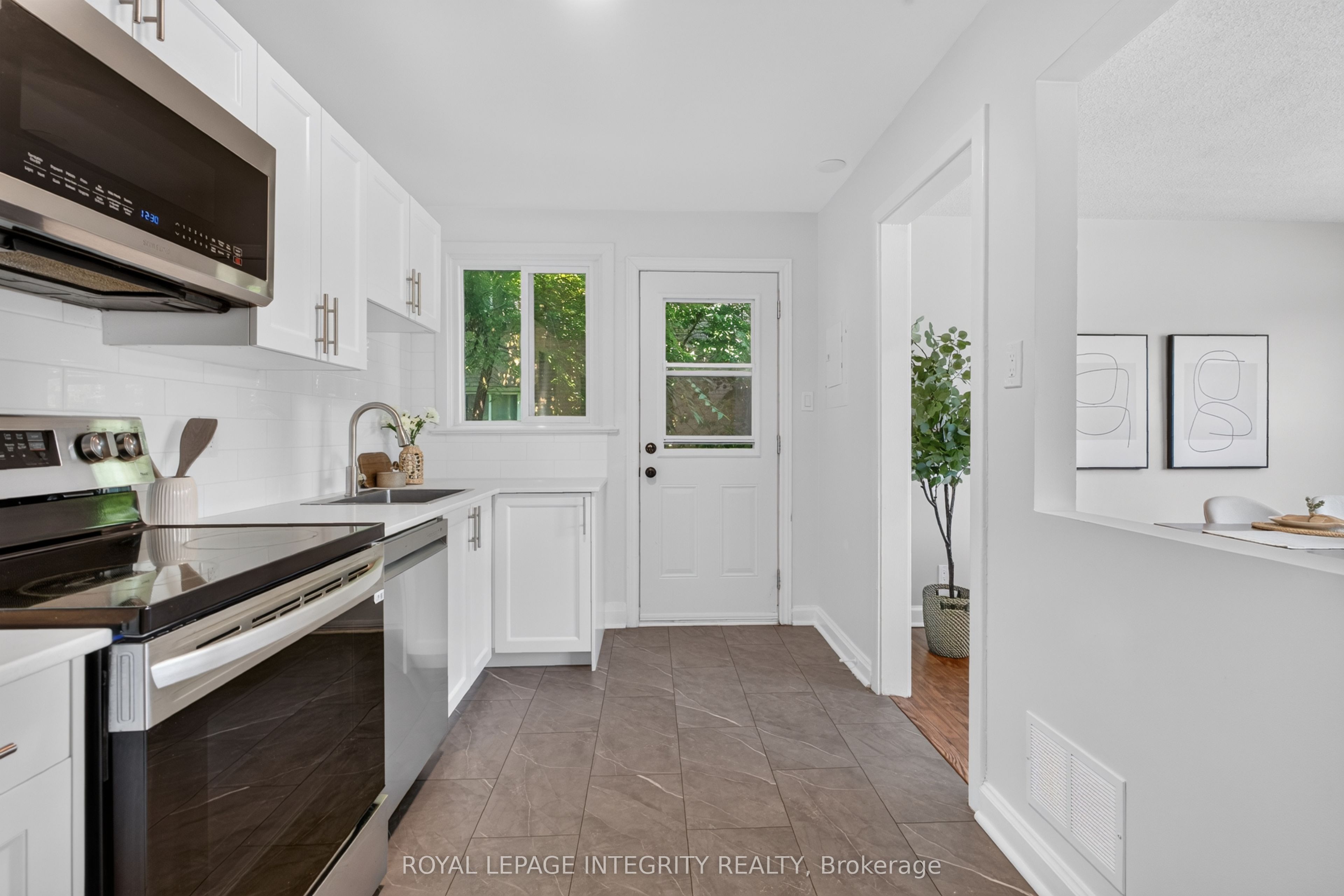 228 Woodroffe Avenue Property Photo 7