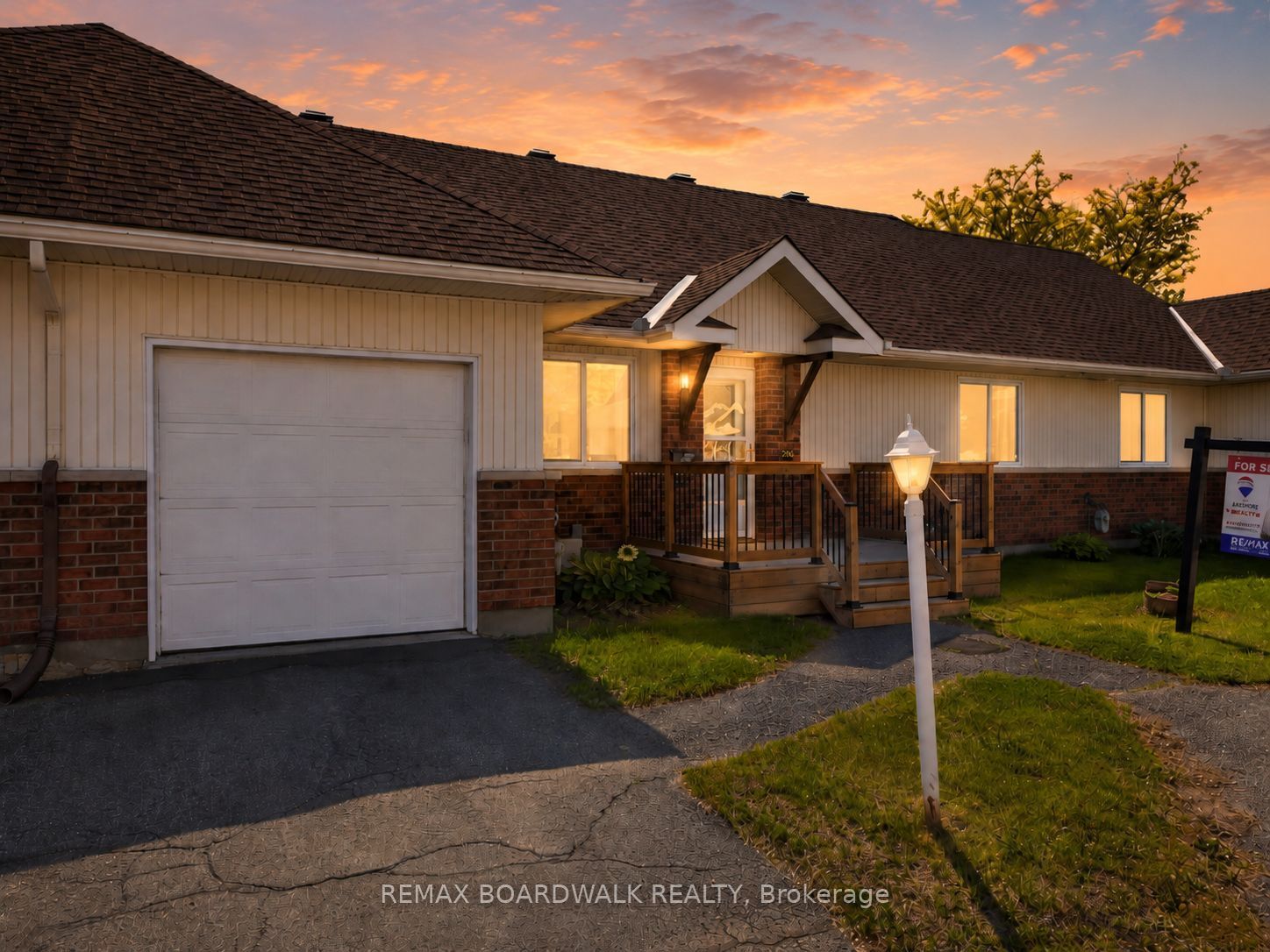 206 Oak Leaf Private Property Photo 1