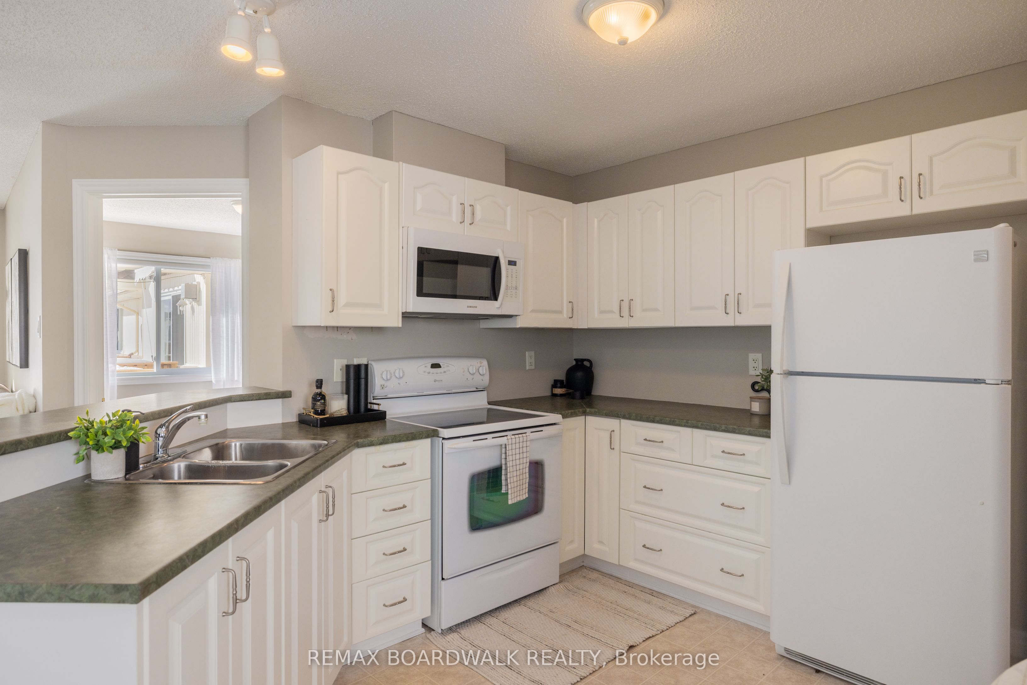 206 Oak Leaf Private Property Photo 5