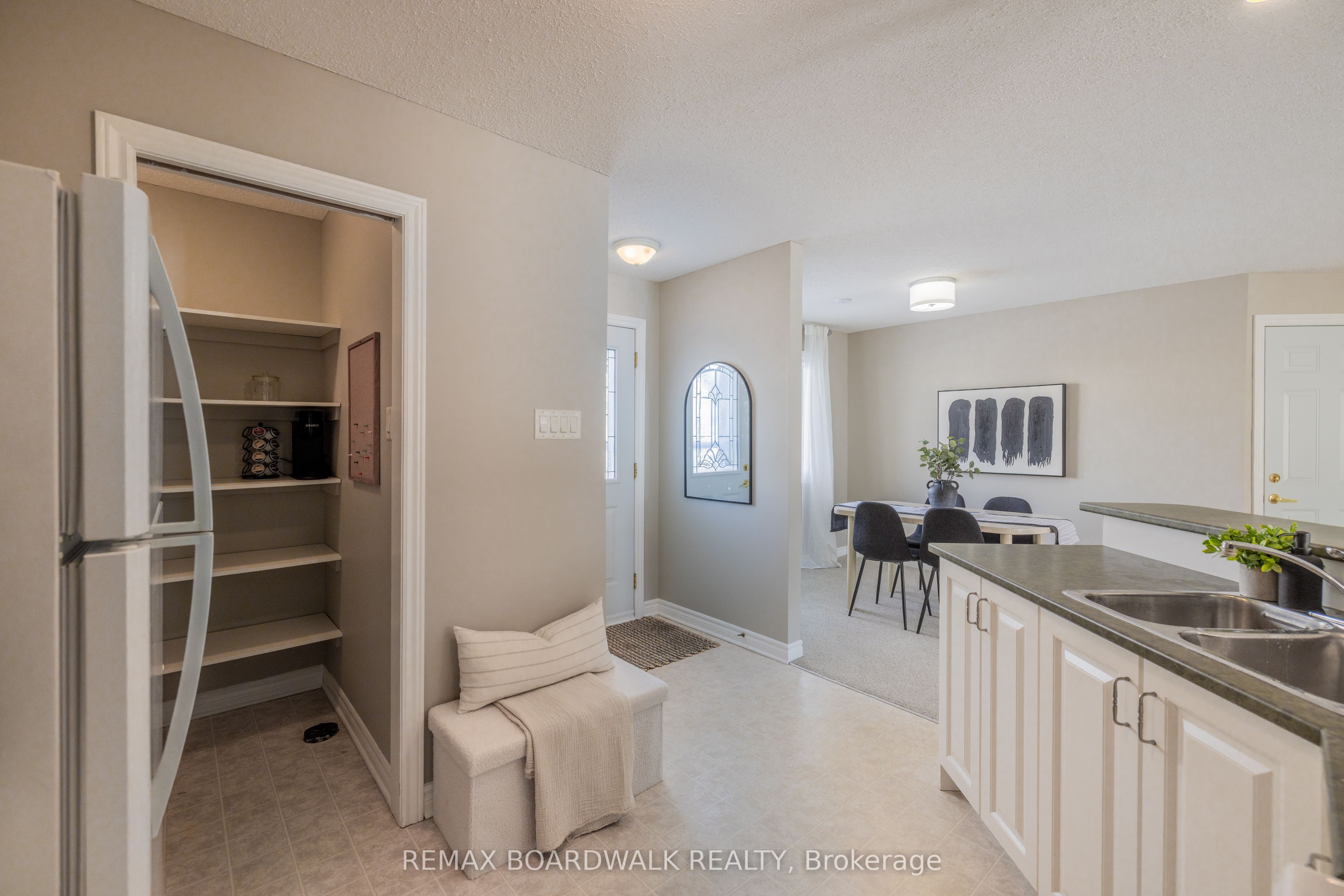 206 Oak Leaf Private Property Photo 6