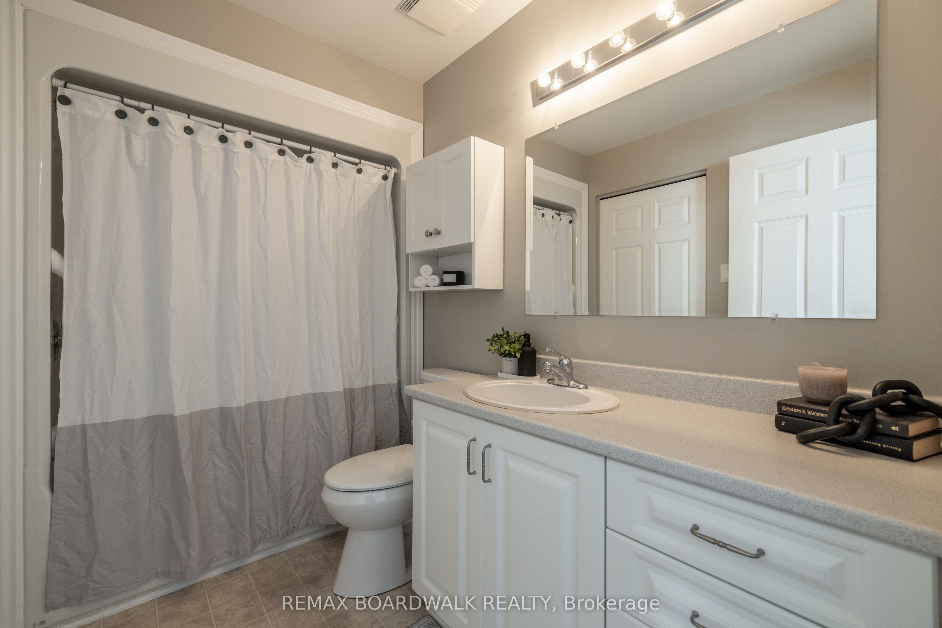 206 Oak Leaf Private Property Photo 17