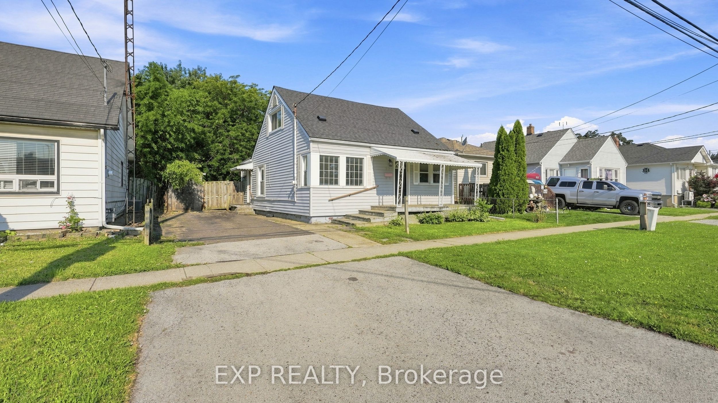225 Grantham Avenue Property Photo 1