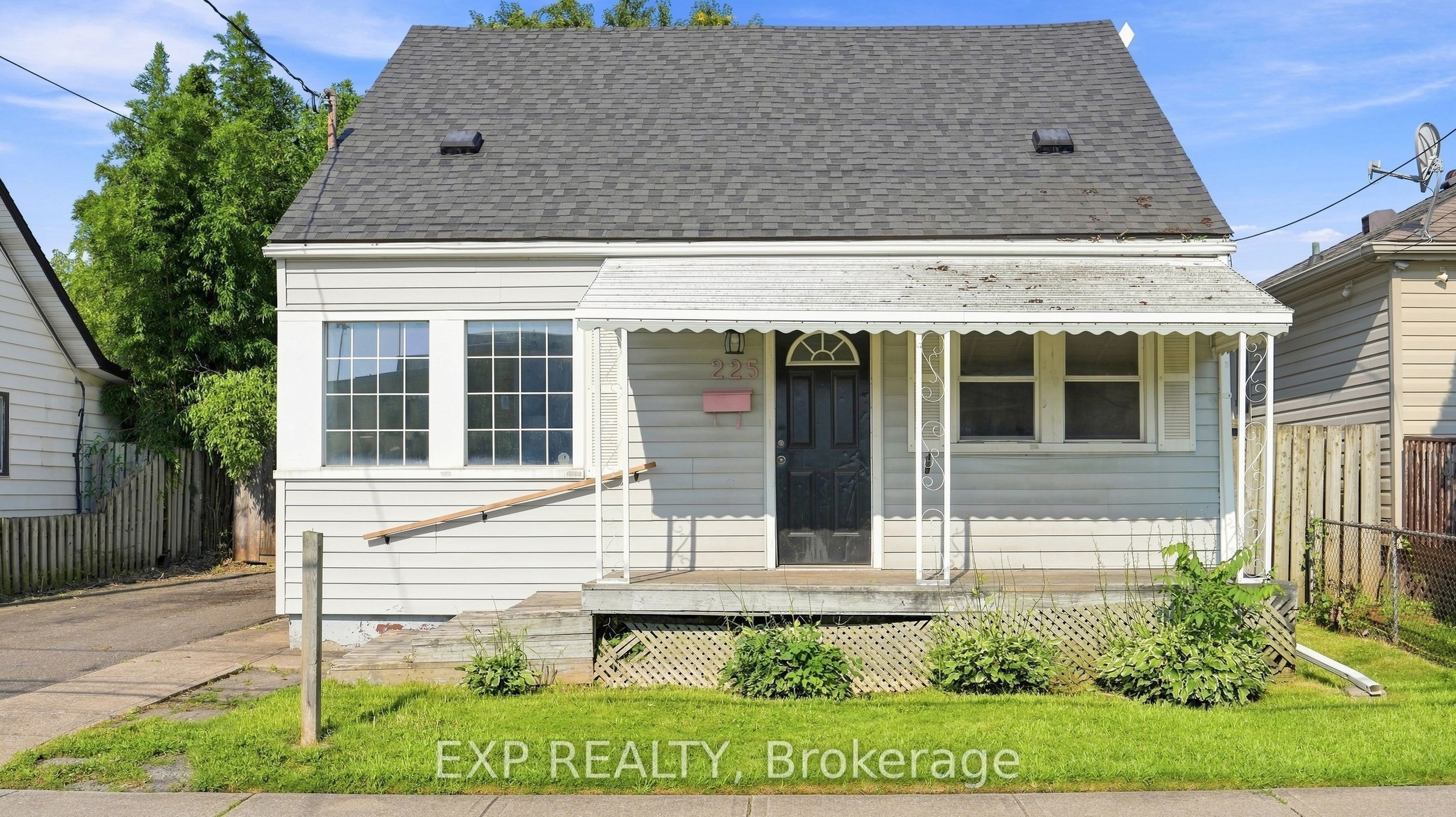 225 Grantham Avenue Property Photo 3