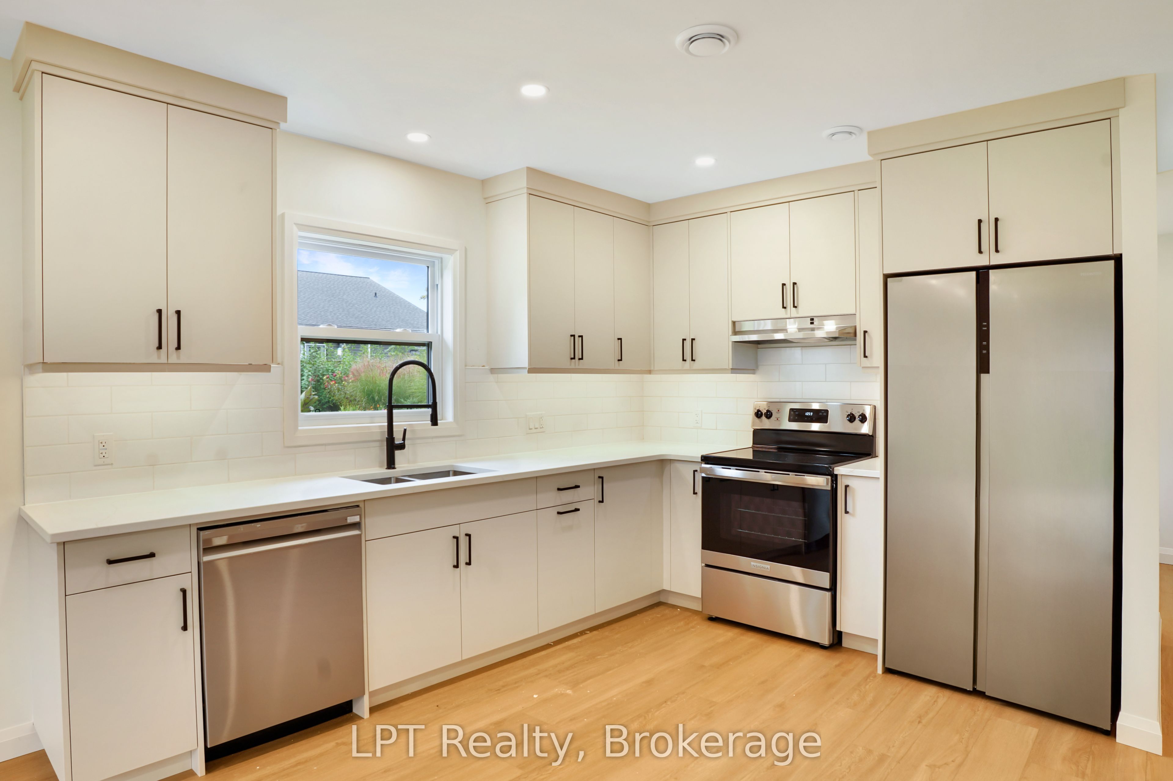 665 Watson Street Property Photo 29