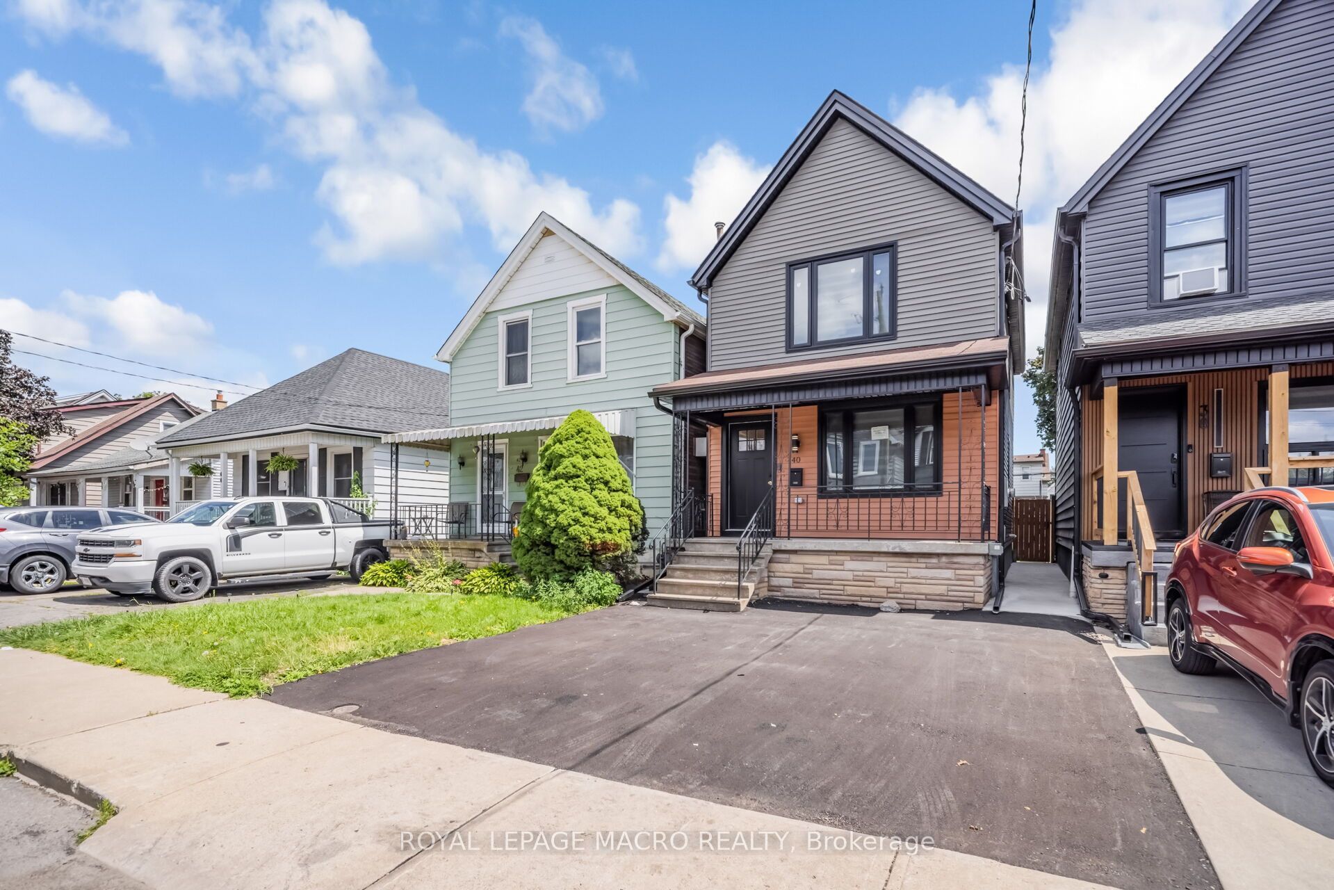 40 Glendale Avenue N Property Photo 3