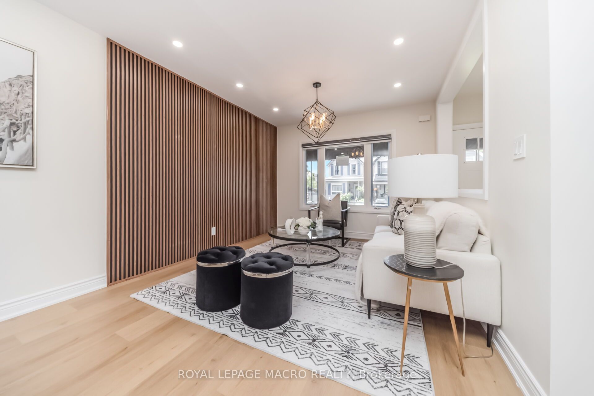 40 Glendale Avenue N Property Photo 8