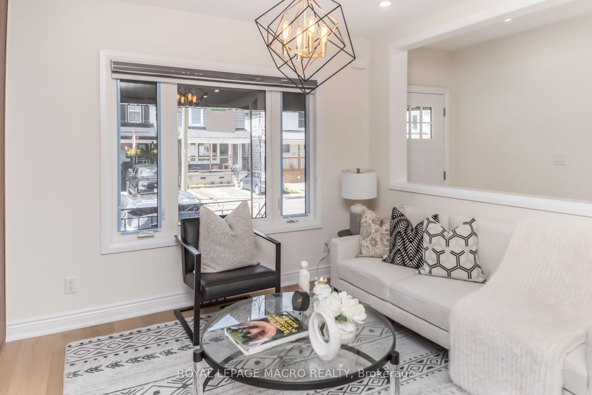 40 Glendale Avenue N Property Photo 10