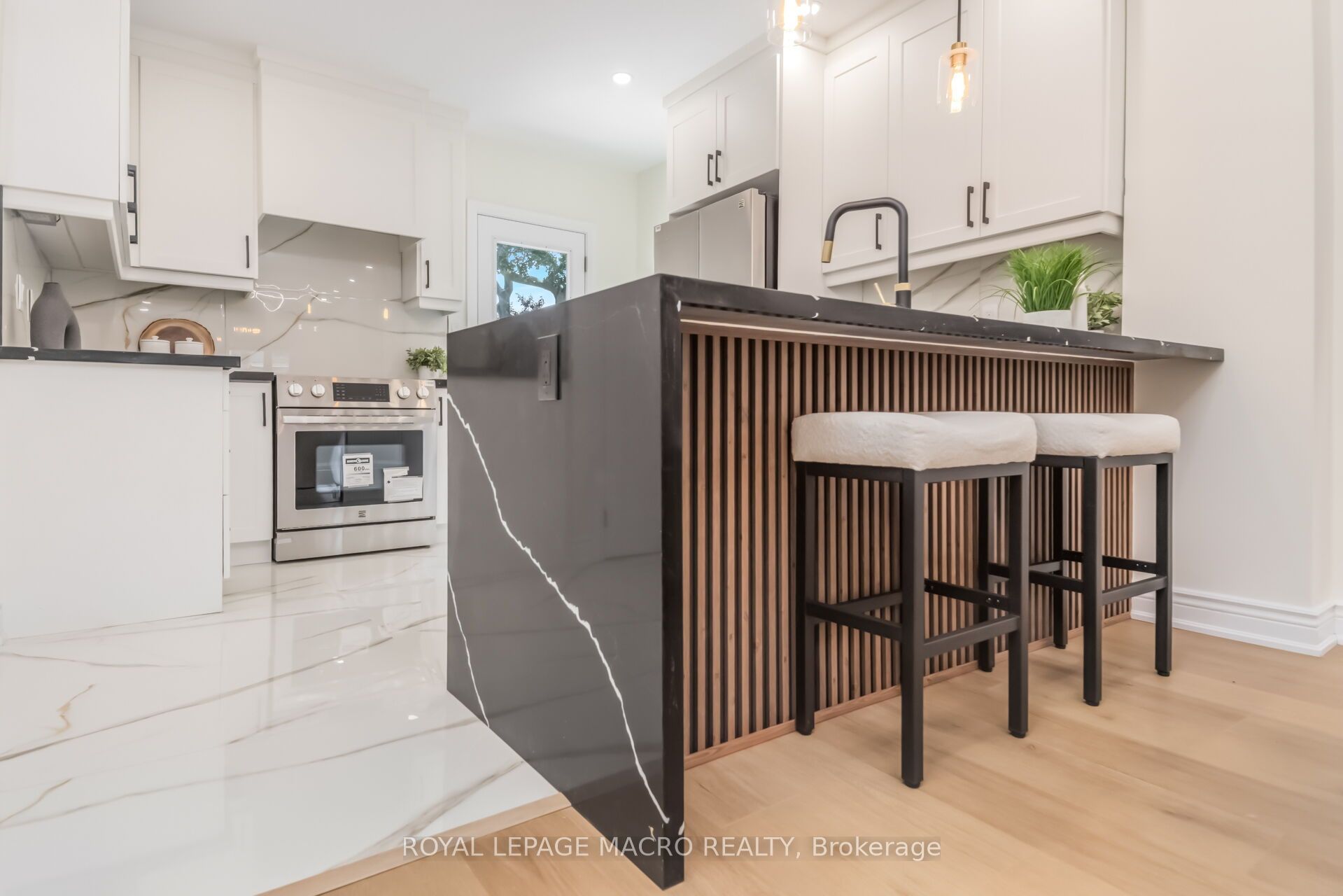40 Glendale Avenue N Property Photo 17