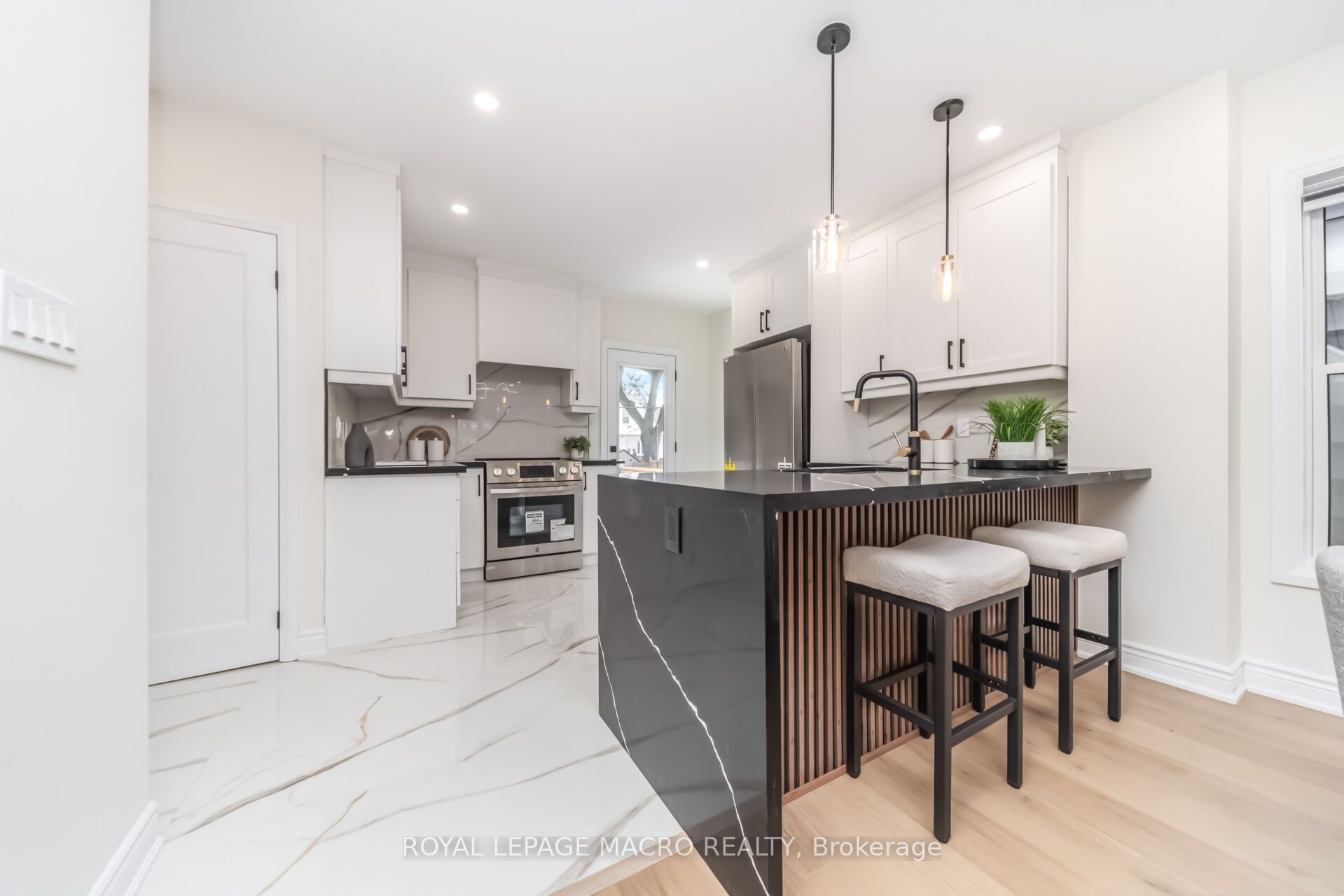 40 Glendale Avenue N Property Photo 18