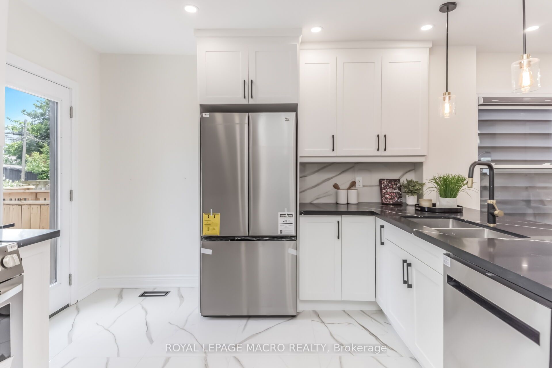 40 Glendale Avenue N Property Photo 20