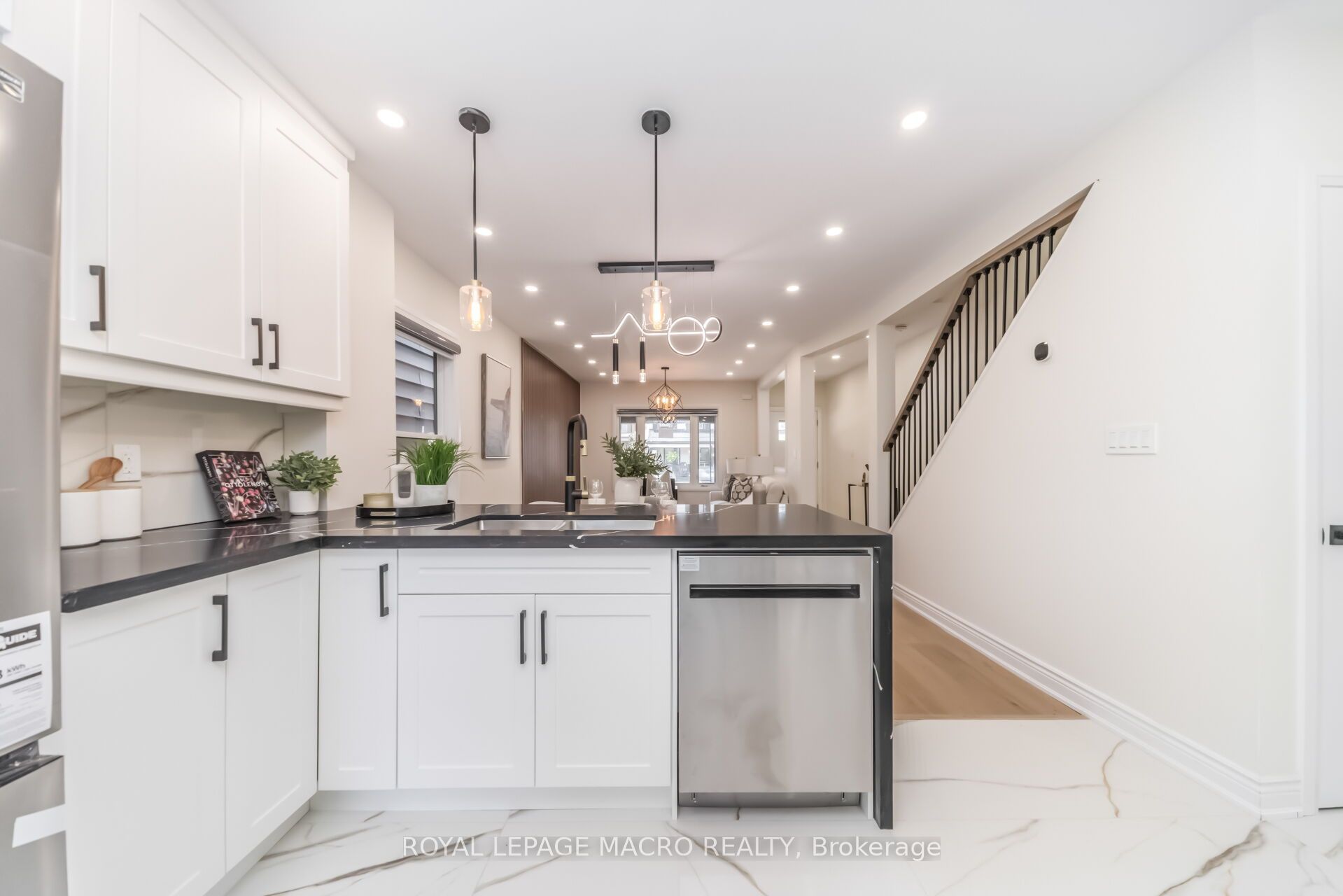 40 Glendale Avenue N Property Photo 21
