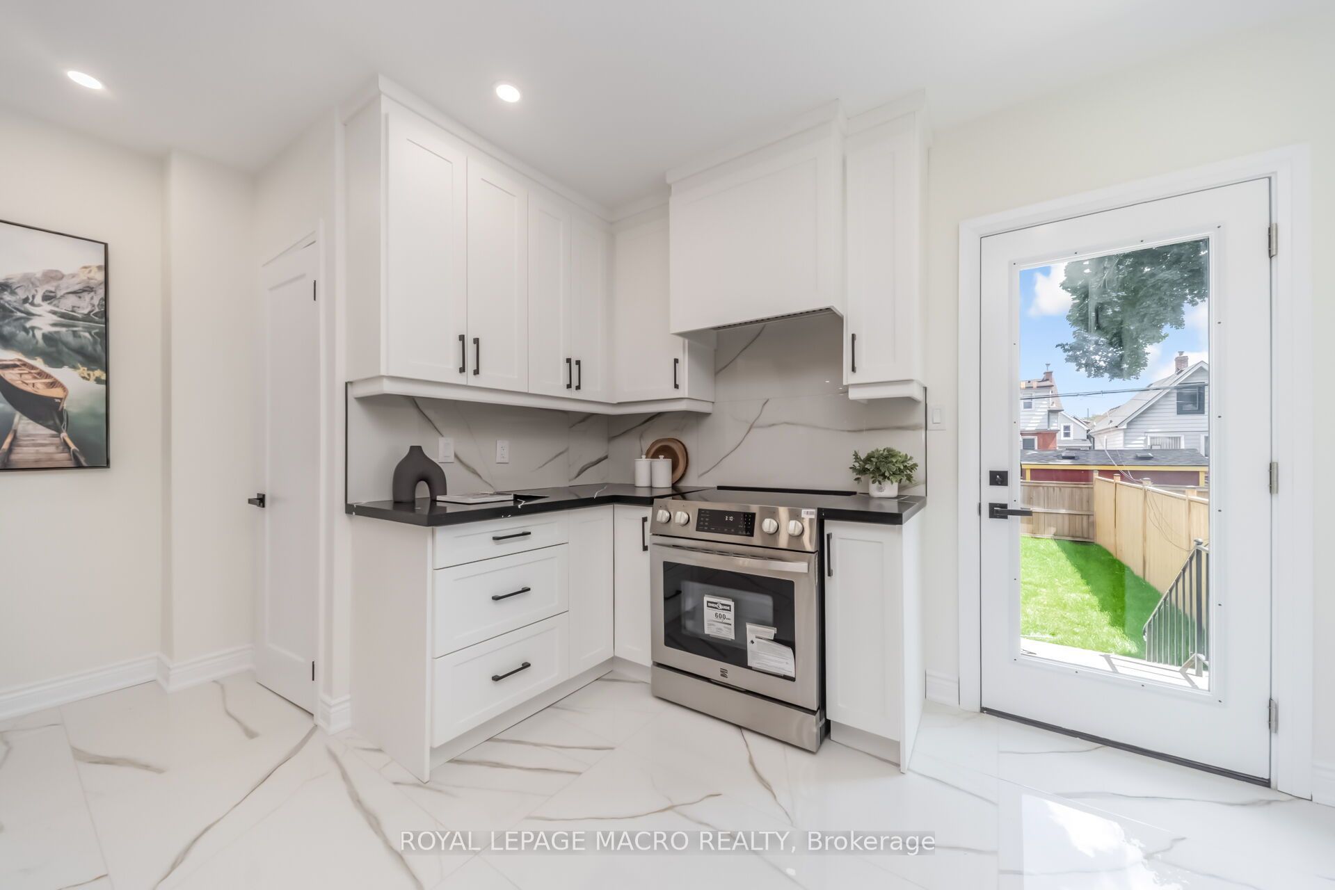 40 Glendale Avenue N Property Photo 23