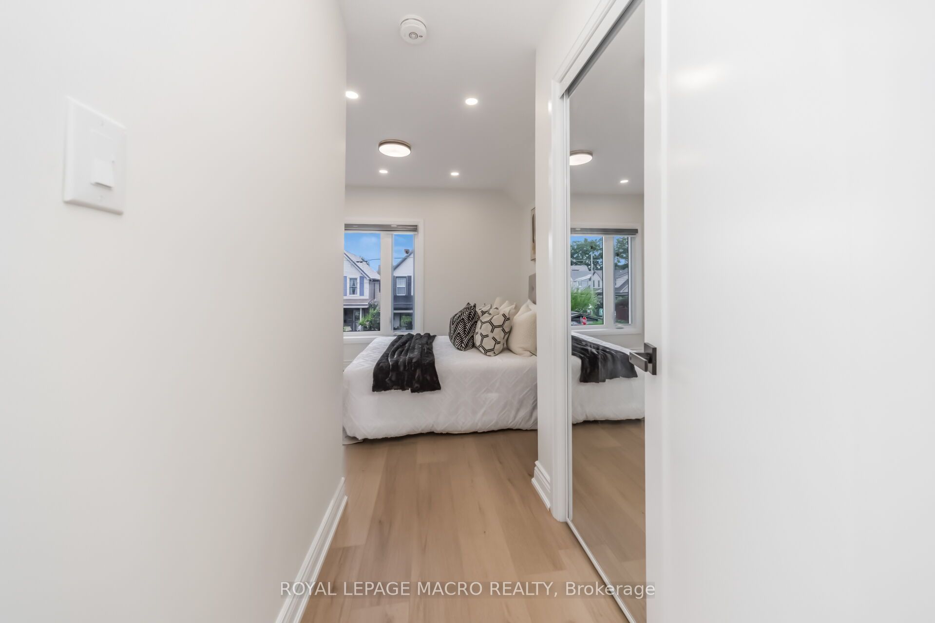 40 Glendale Avenue N Property Photo 29
