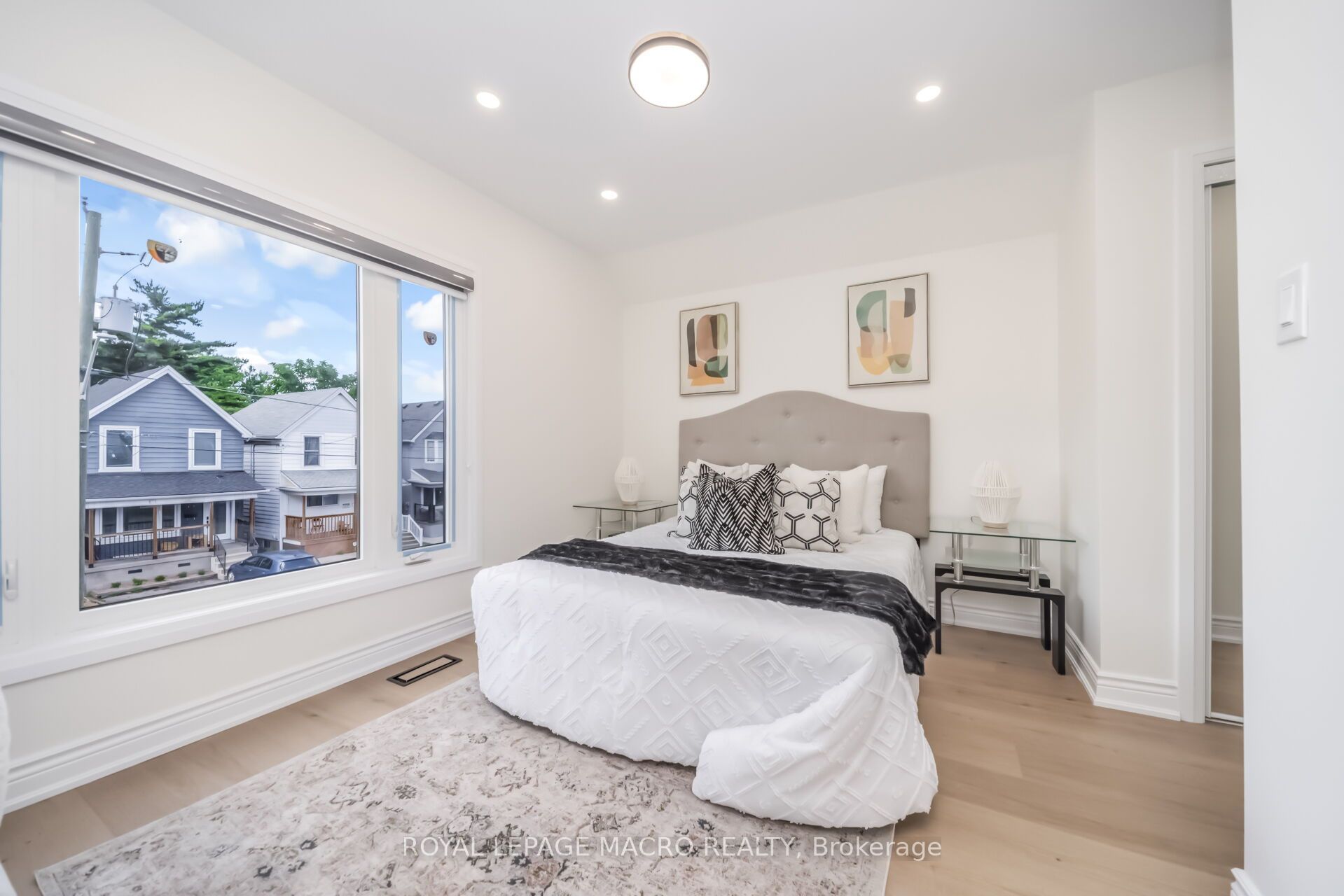 40 Glendale Avenue N Property Photo 31