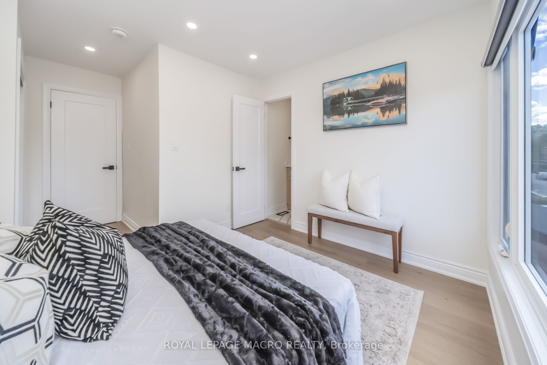 40 Glendale Avenue N Property Photo 33