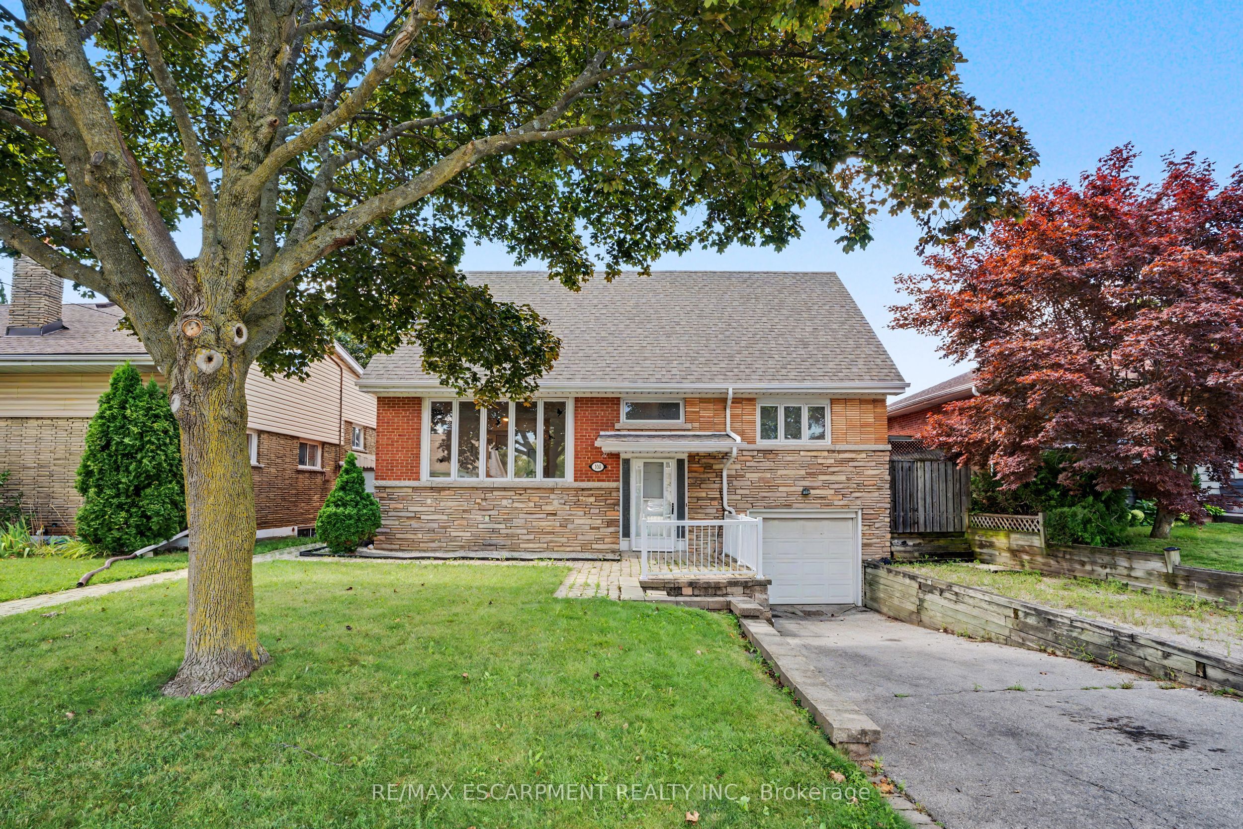 100 Hardale Crescent Property Photo 1