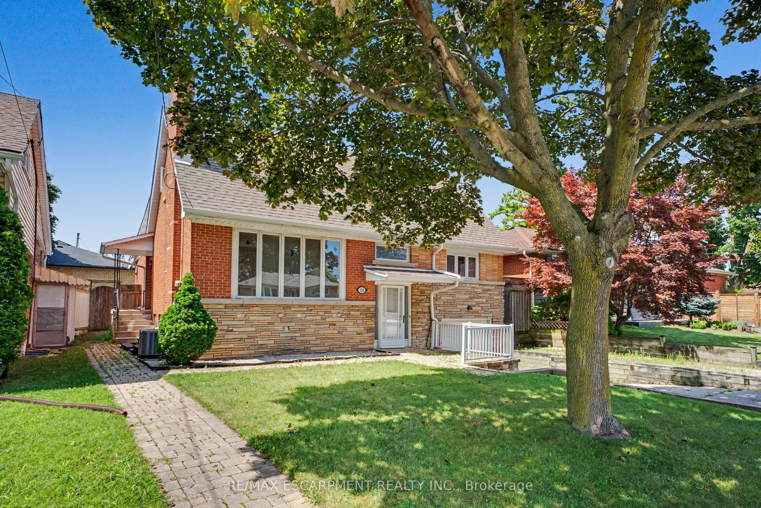 100 Hardale Crescent Property Photo 2
