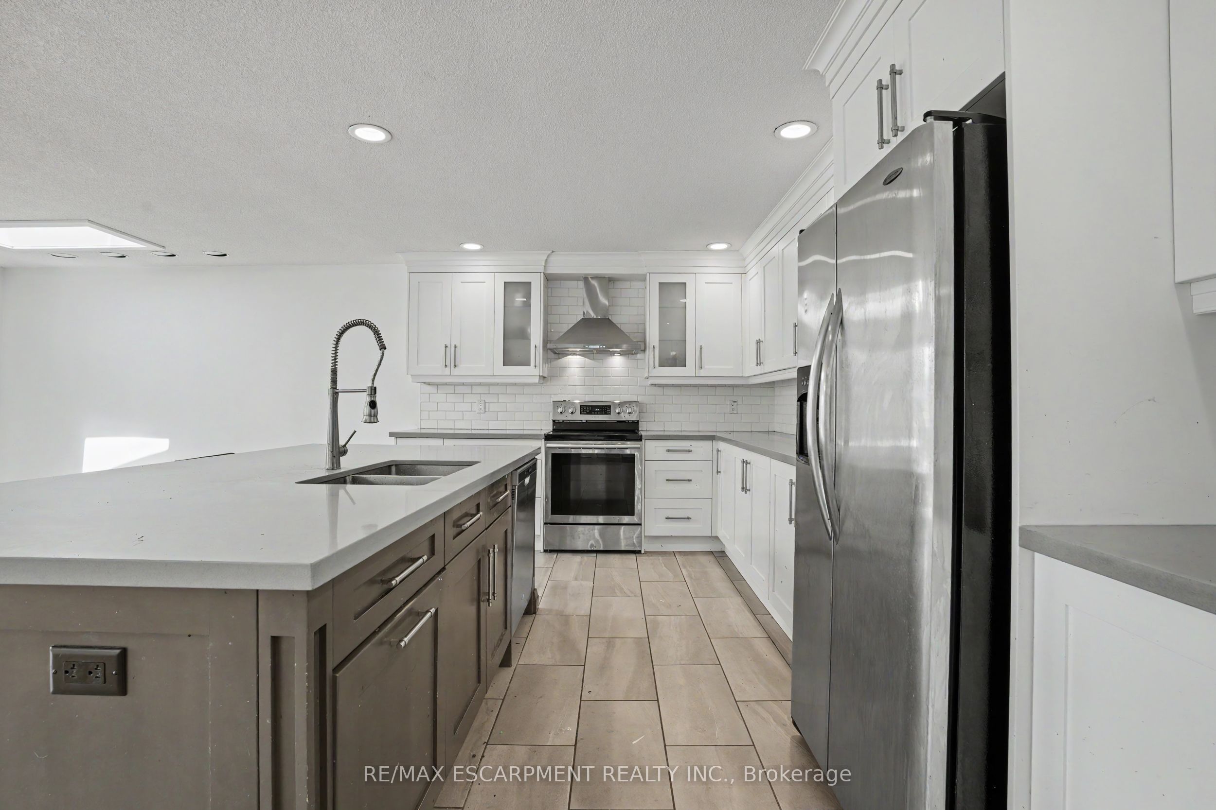 100 Hardale Crescent Property Photo 5