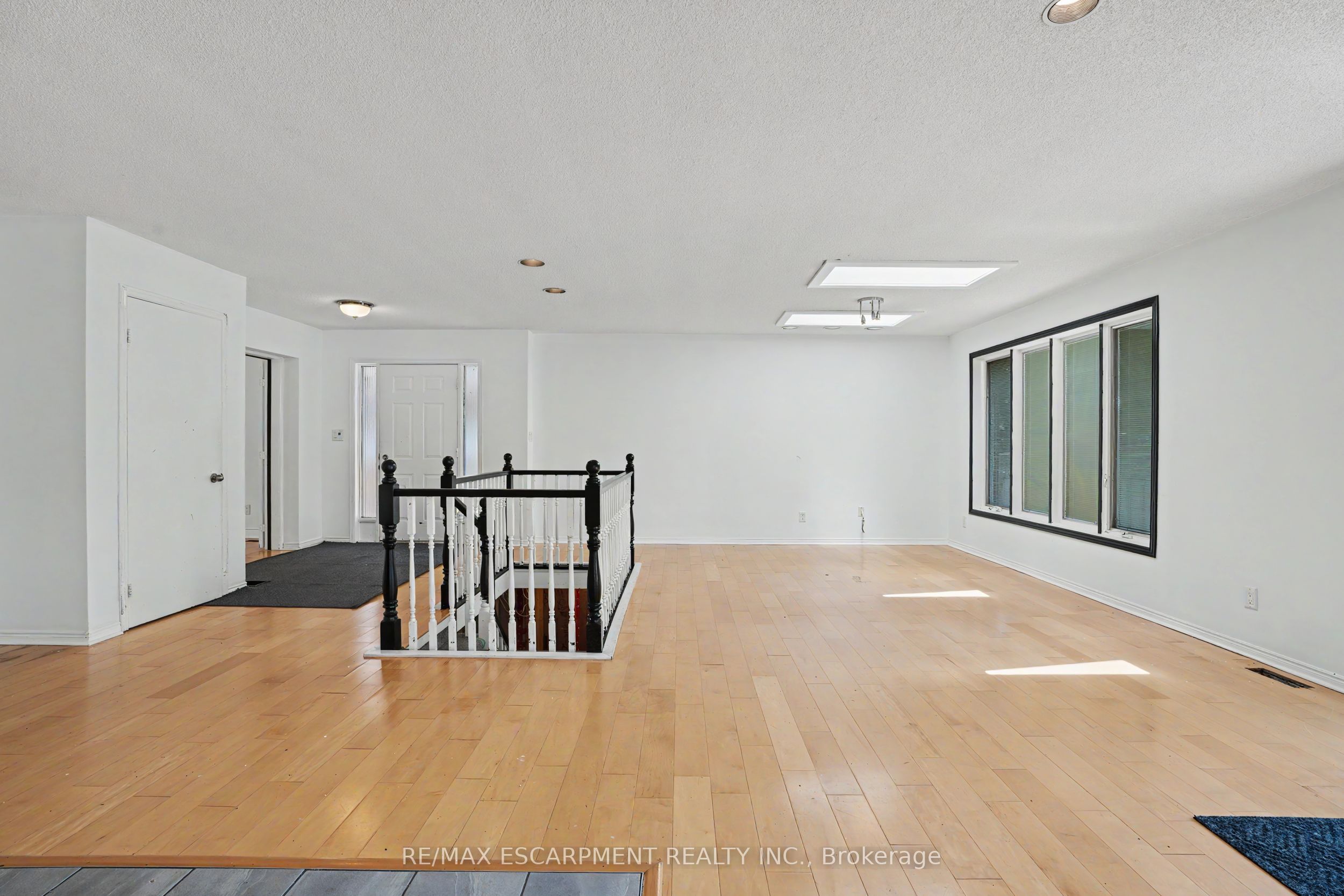 100 Hardale Crescent Property Photo 8