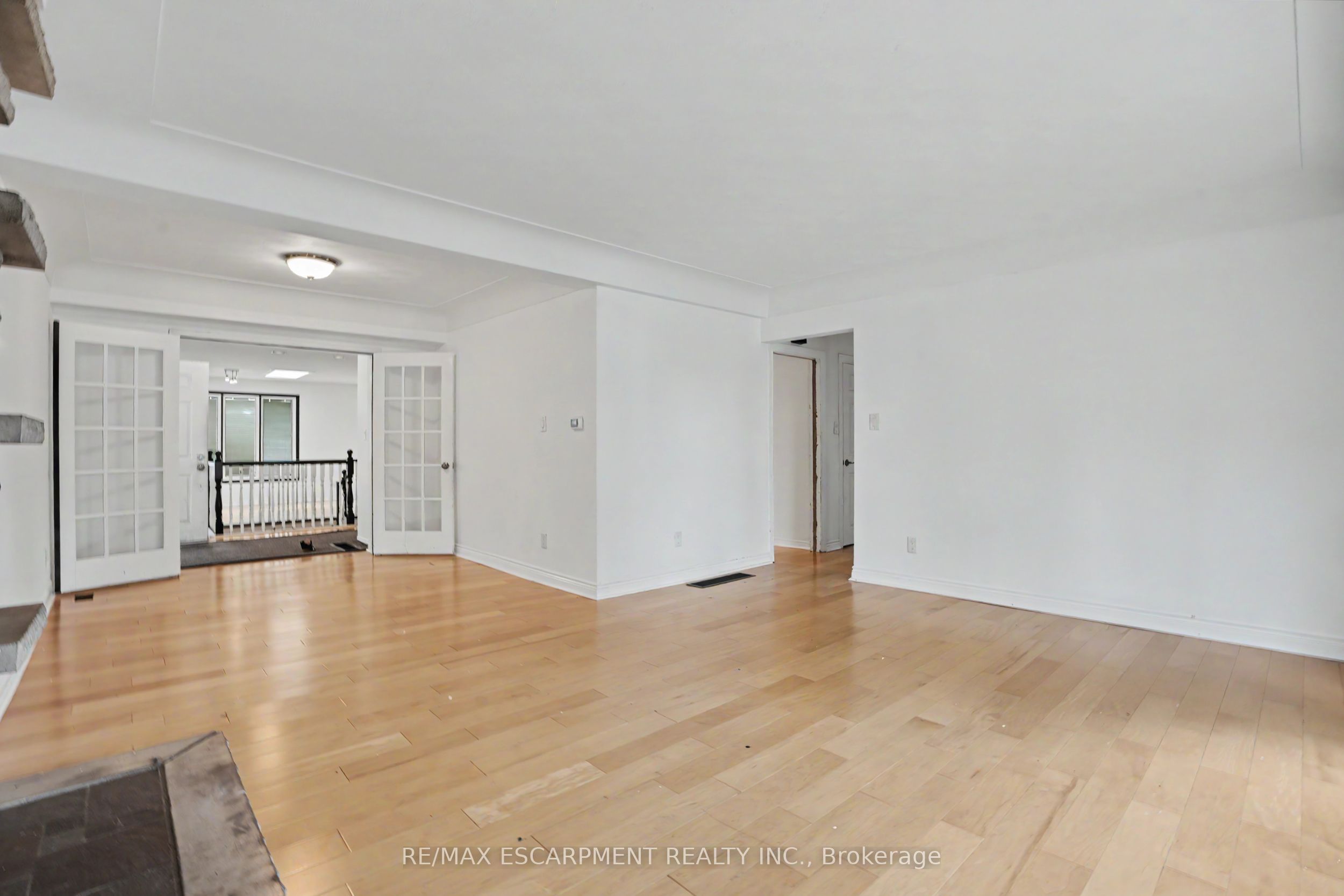 100 Hardale Crescent Property Photo 10