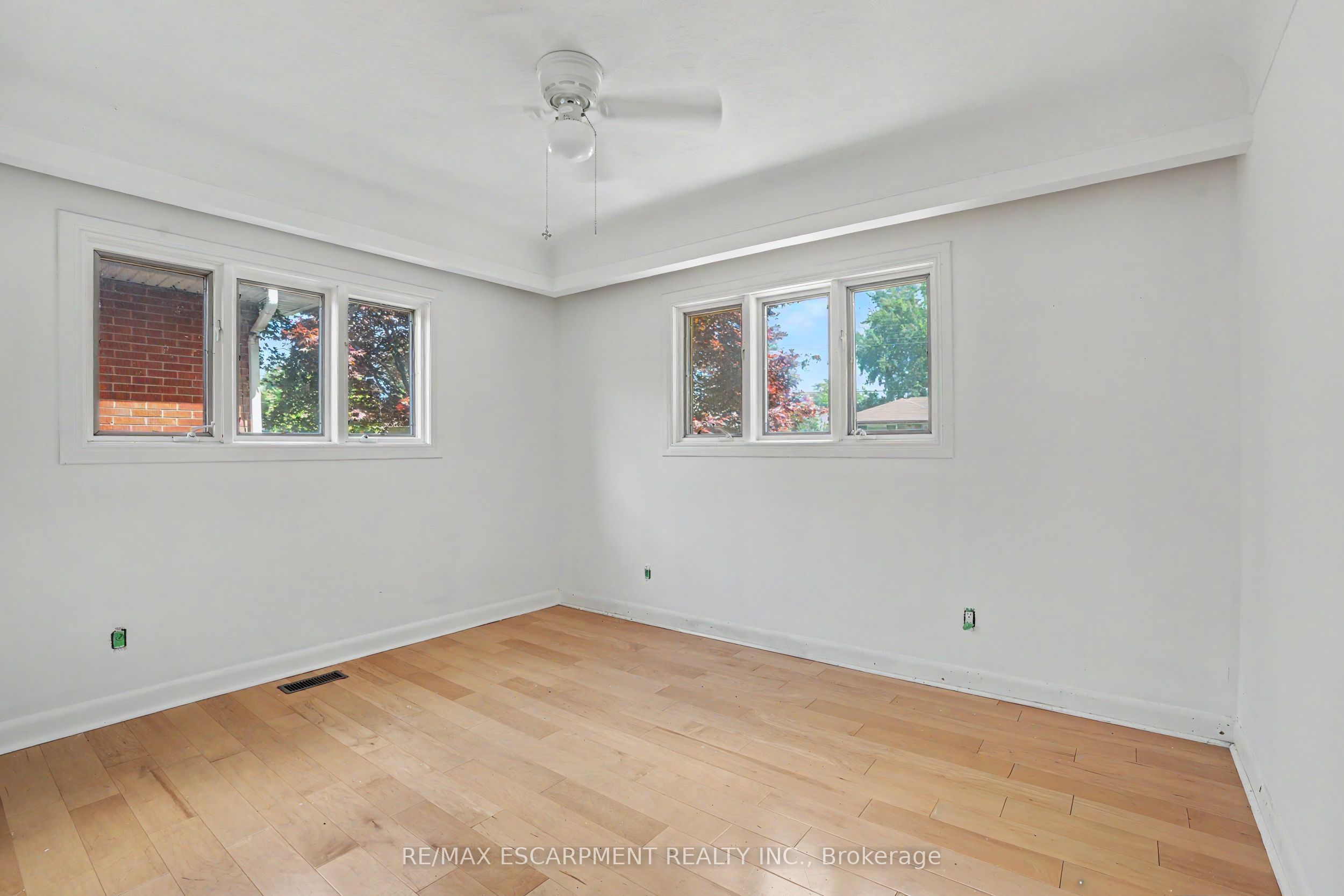100 Hardale Crescent Property Photo 16