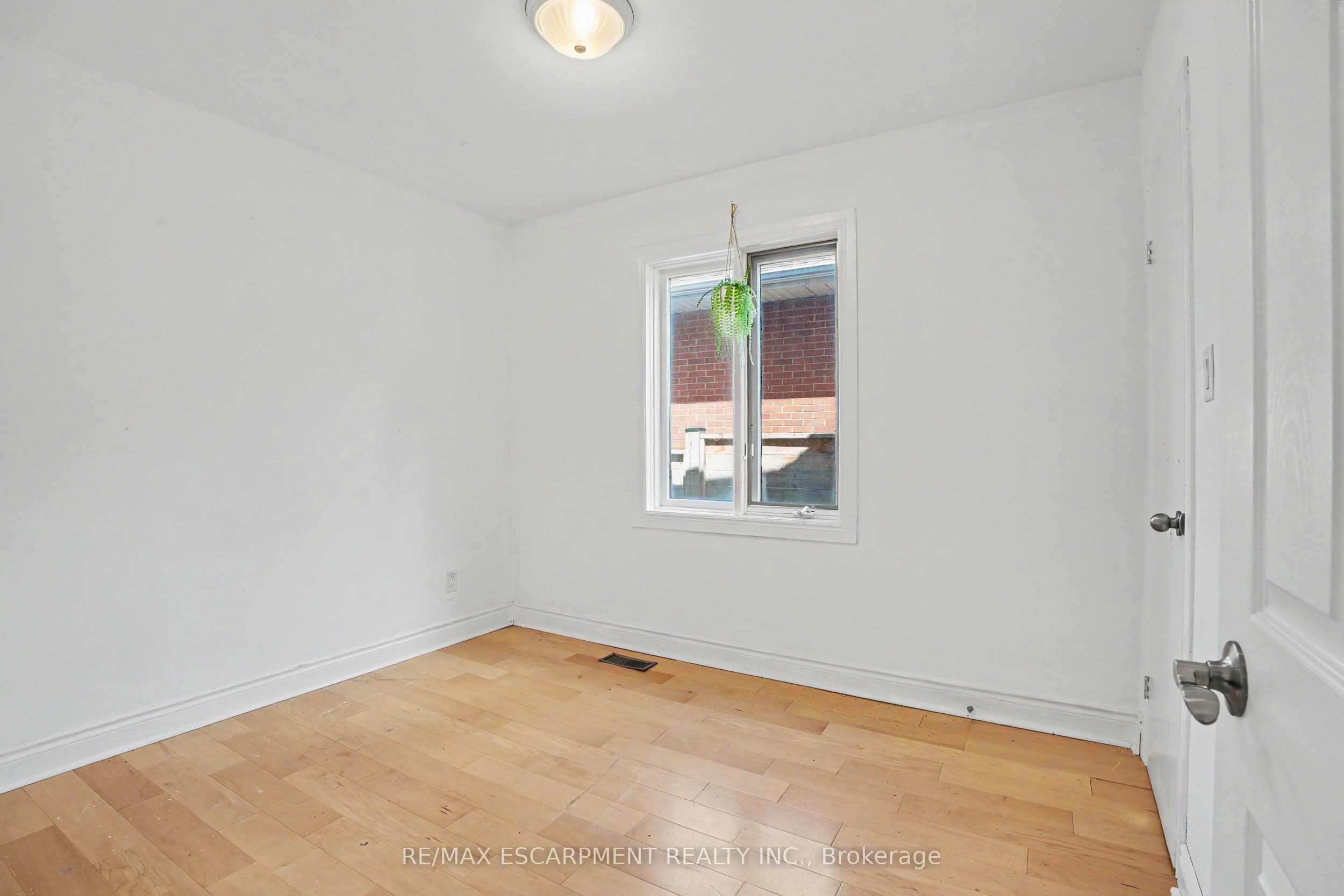 100 Hardale Crescent Property Photo 18