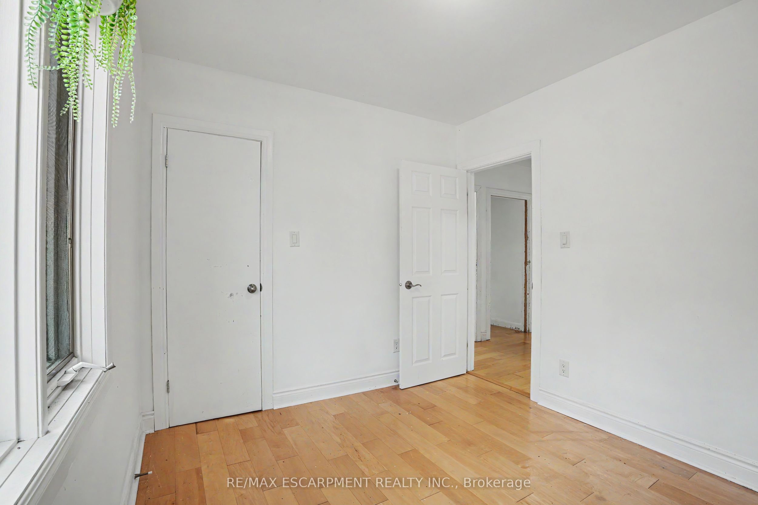 100 Hardale Crescent Property Photo 19