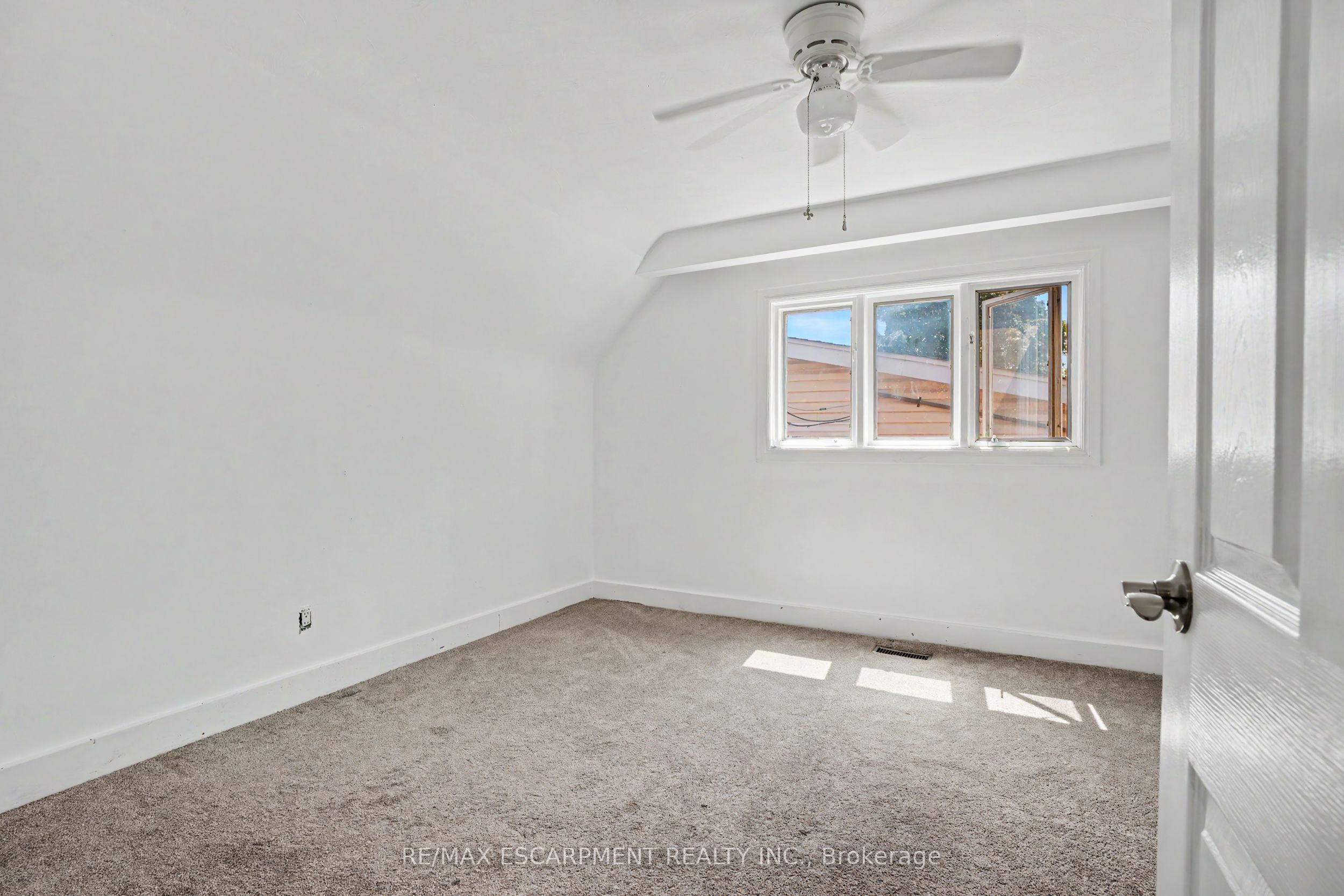 100 Hardale Crescent Property Photo 22