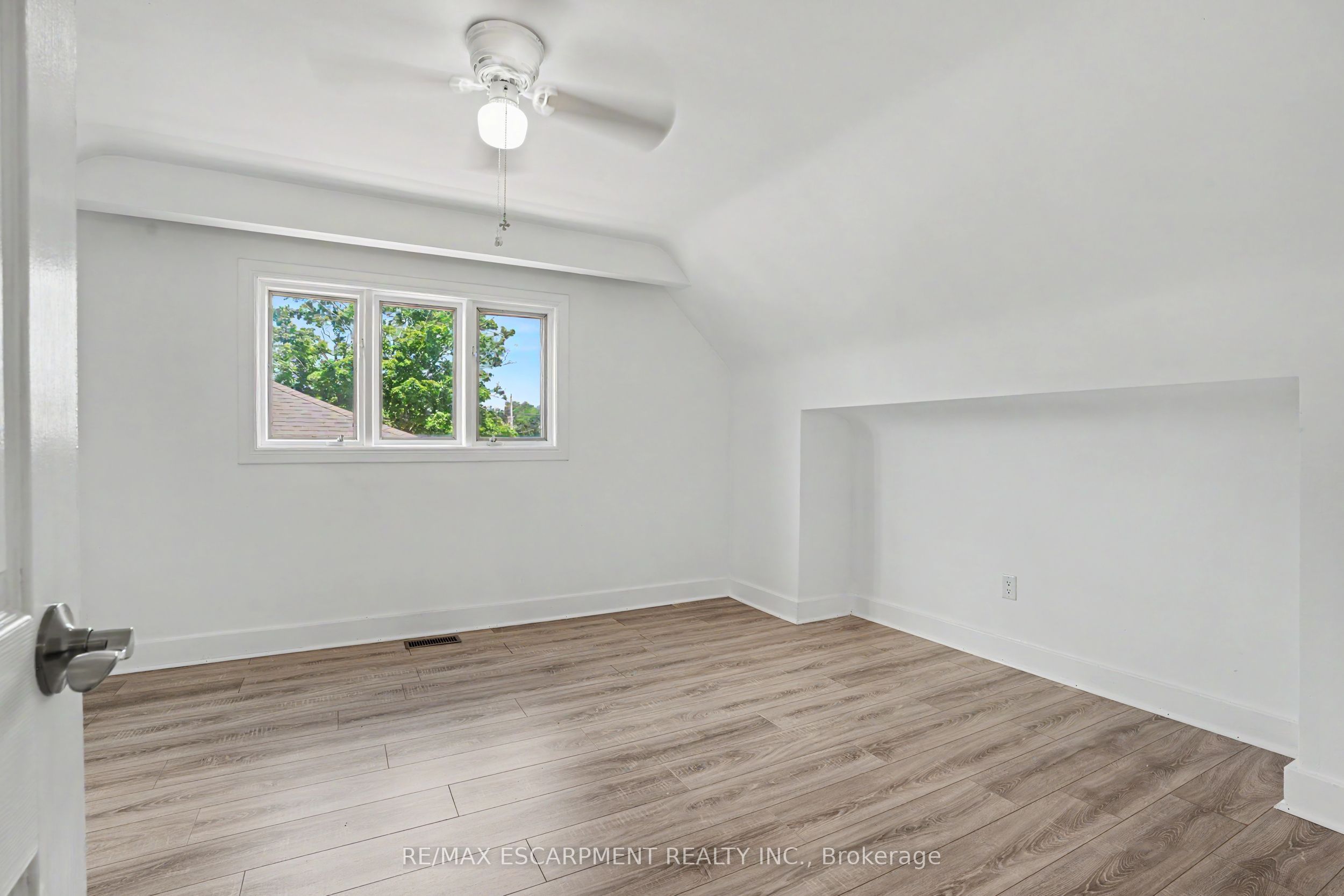 100 Hardale Crescent Property Photo 25