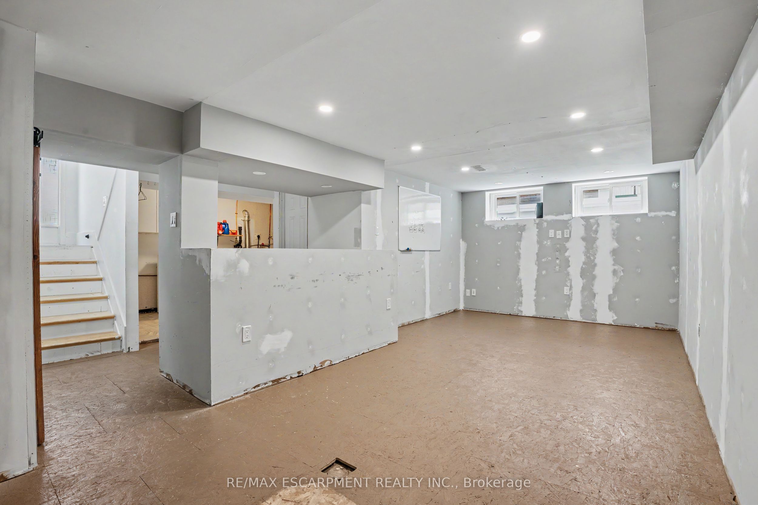 100 Hardale Crescent Property Photo 29