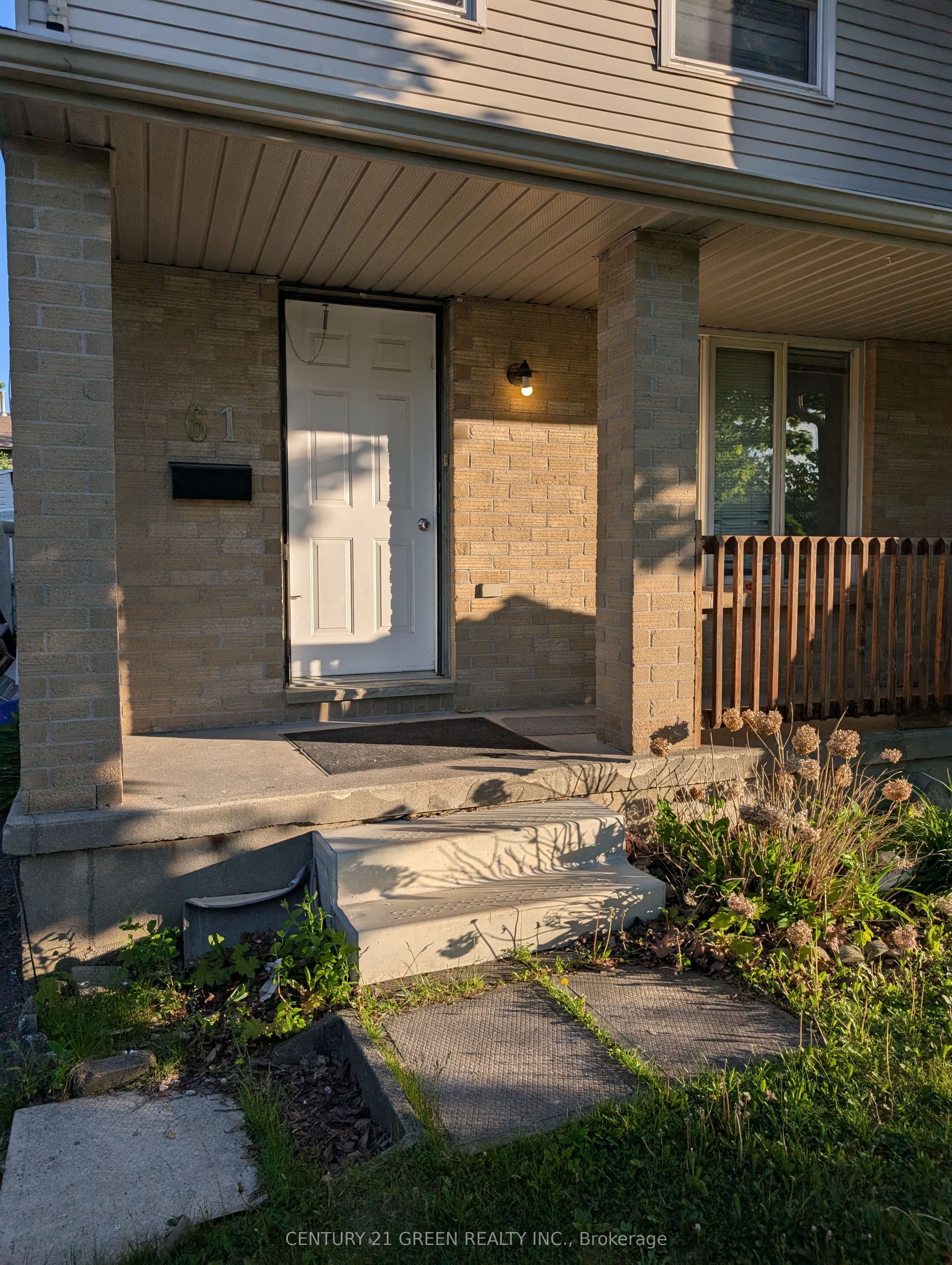61 Ashley Crescent Property Photo 2