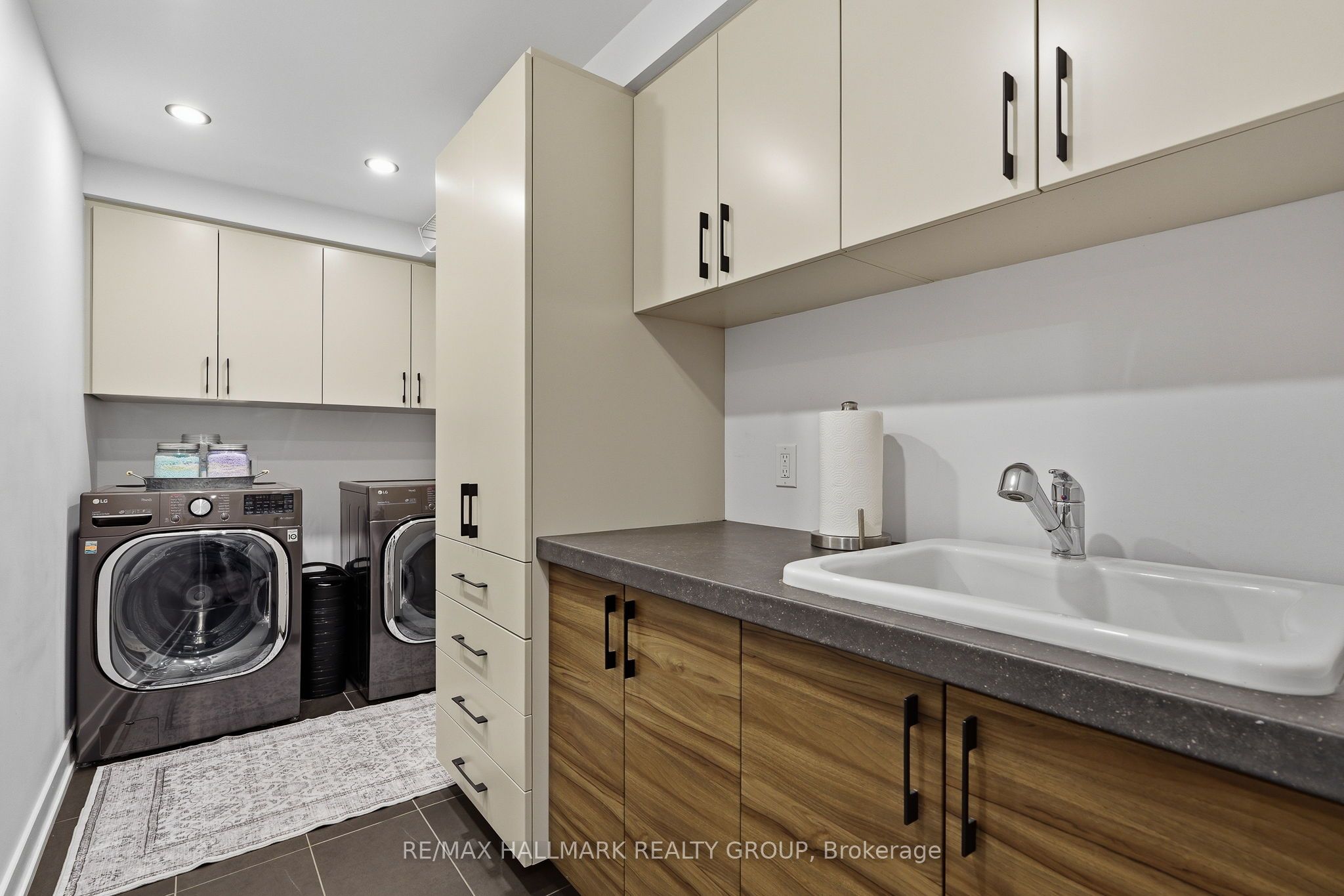 300 Dore Street Property Photo 34