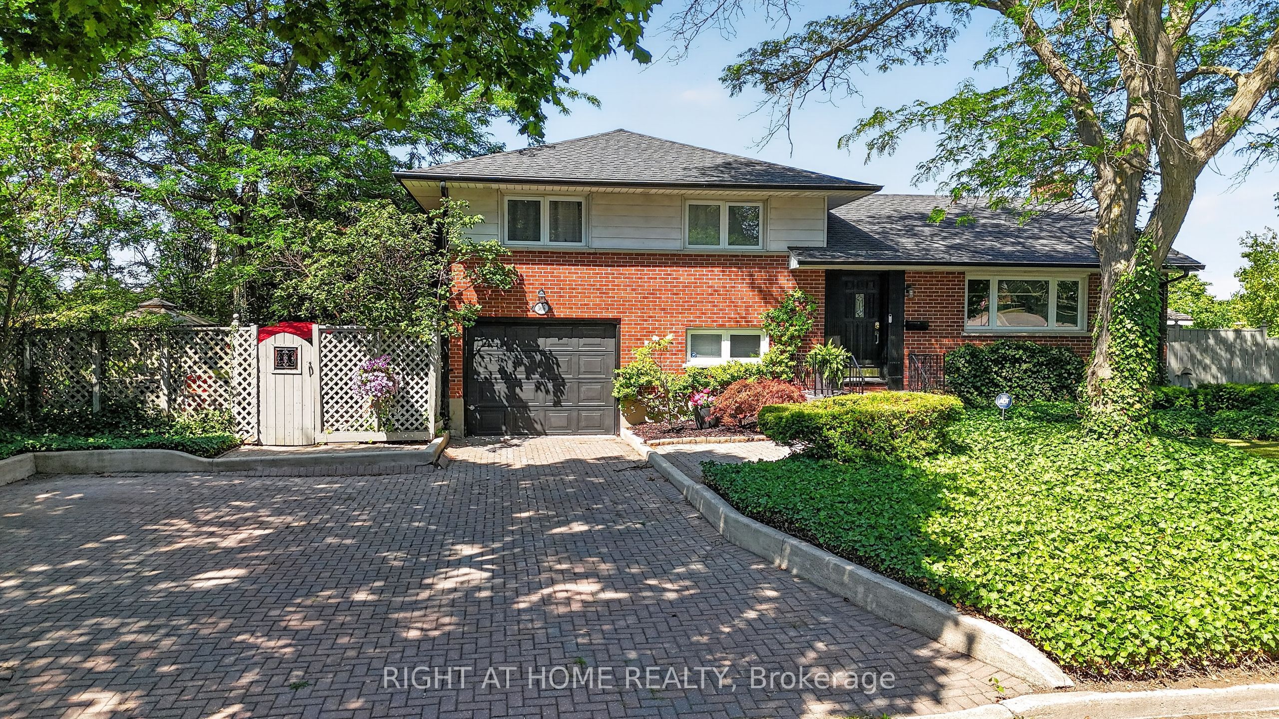366 Burlington Crescent Property Photo 1