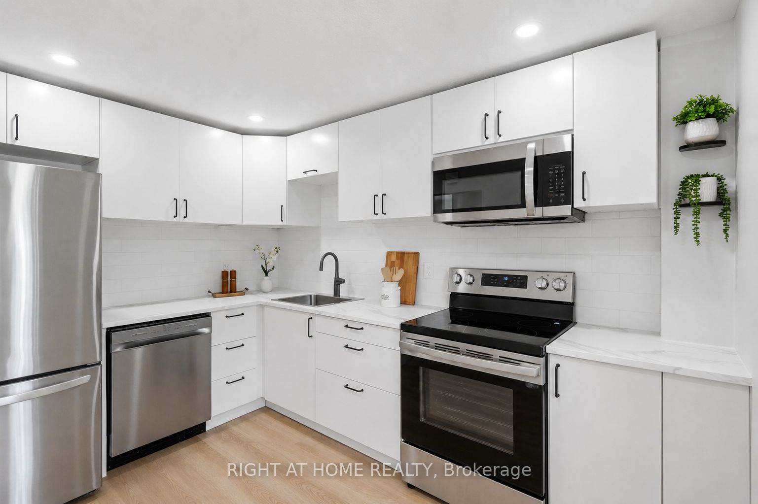 7874 Jeanne D'arc Boulevard 3